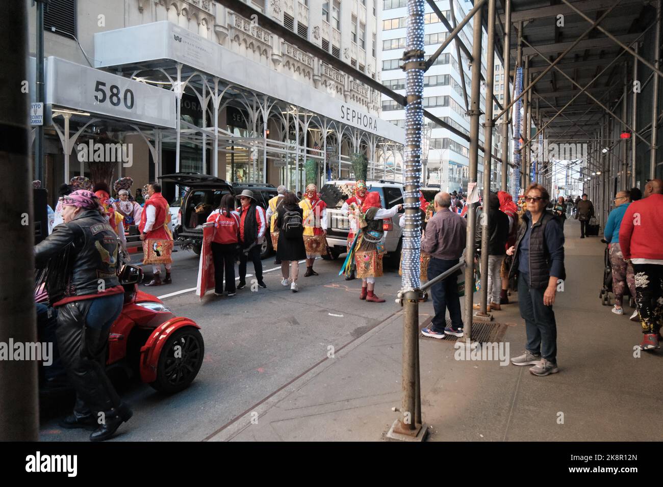 Die Menschen in traditioneller Kleidung Hispanic Day Parade in New York City, USA Stockfoto