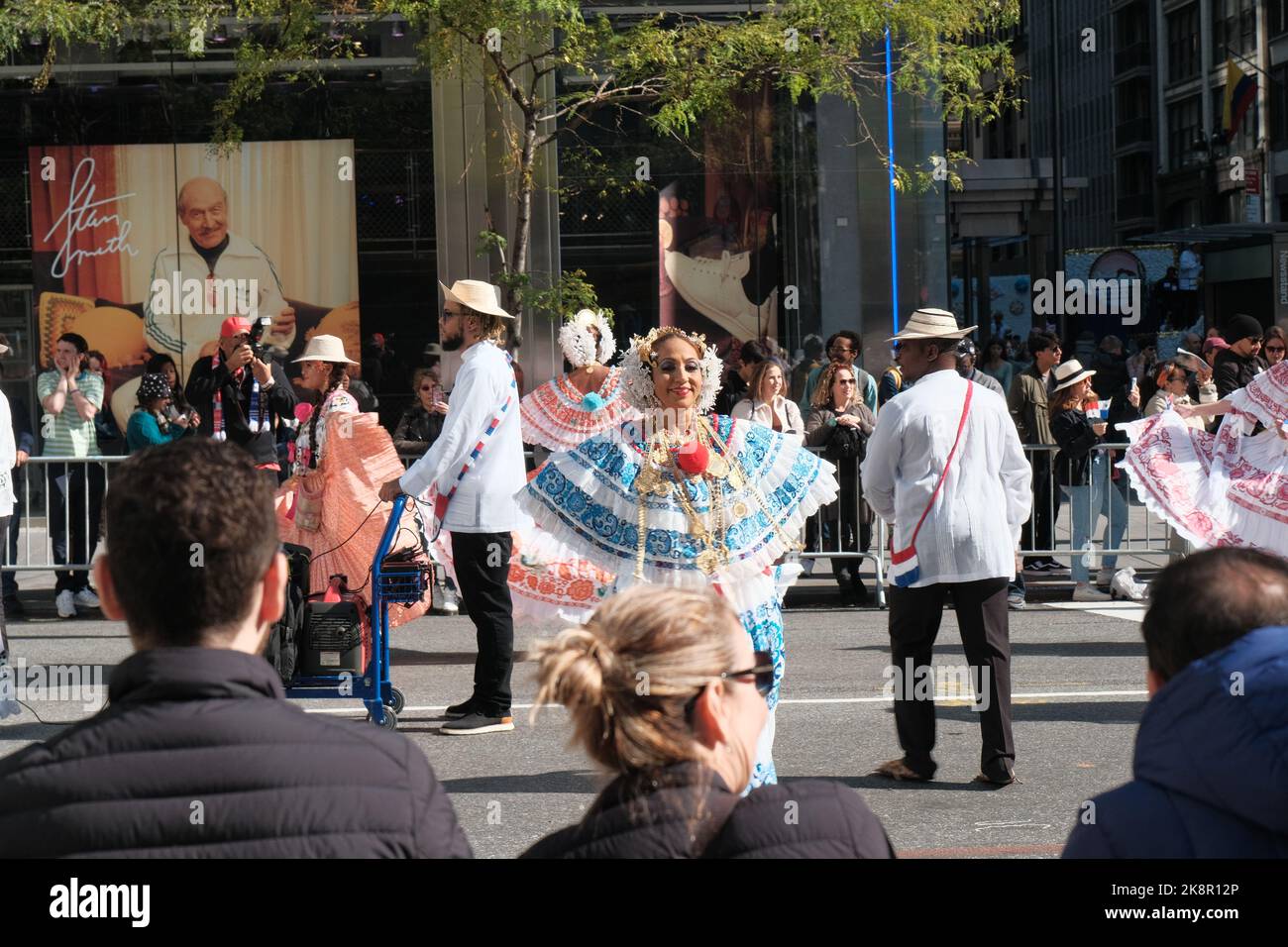 Die Menschen in traditionellen Kleidern tanzen hispanische Day Parade in New York City, USA Stockfoto