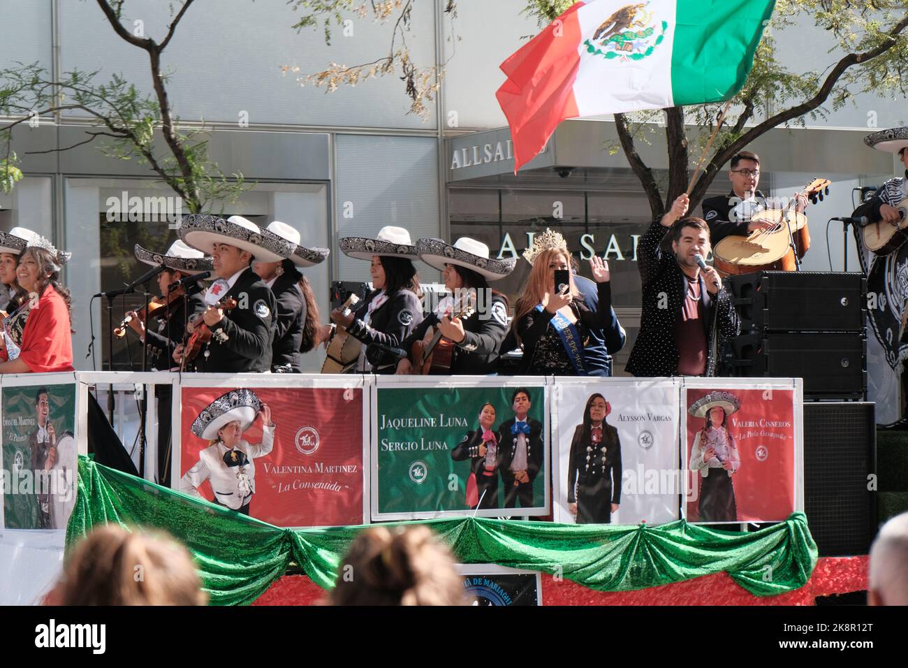 Die Menschen in traditioneller Kleidung und die Hispanic Day Parade unter der Flagge Mexikos in New York City, USA Stockfoto