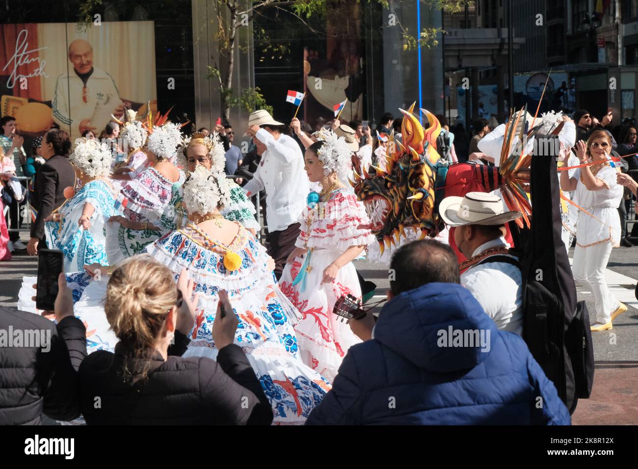 Die Menschen in traditionellen Kleidern tanzen hispanische Day Parade in New York City, USA Stockfoto