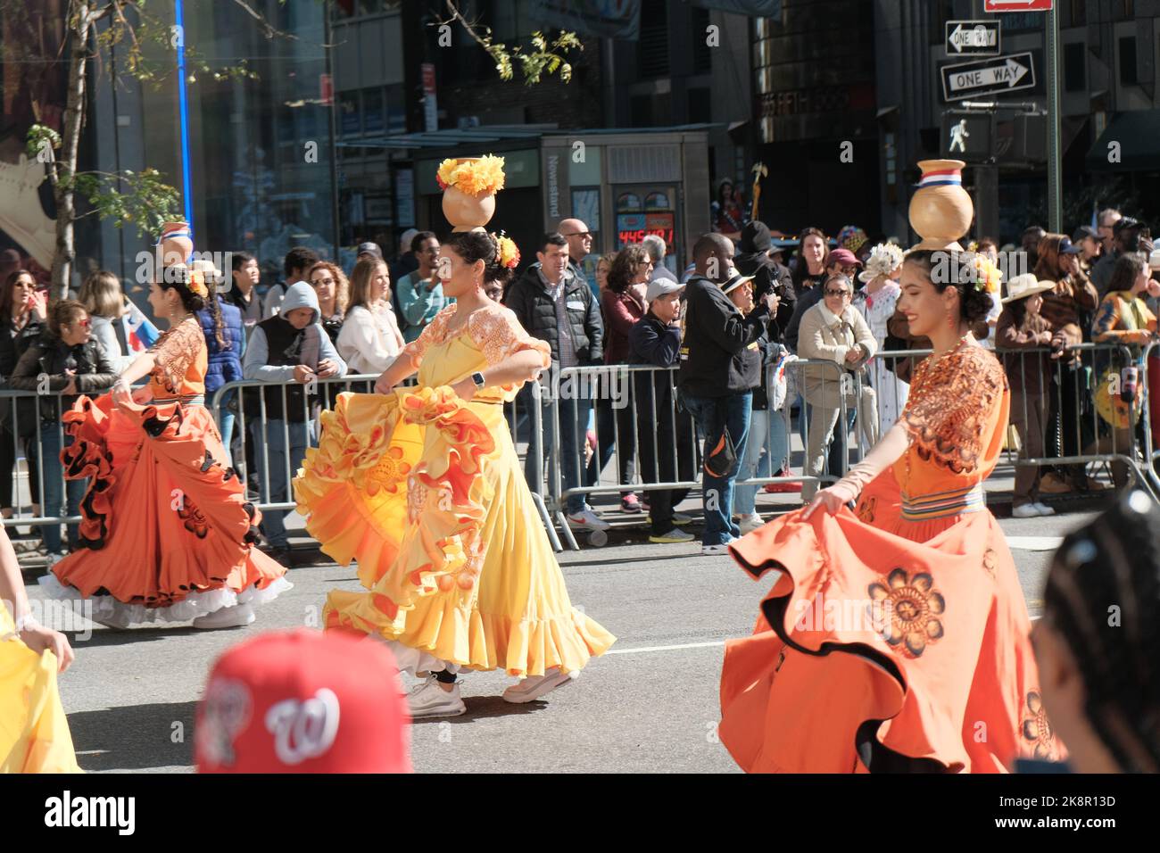 Die Menschen in traditionellen Kleidern tanzen hispanische Day Parade in New York City, USA Stockfoto