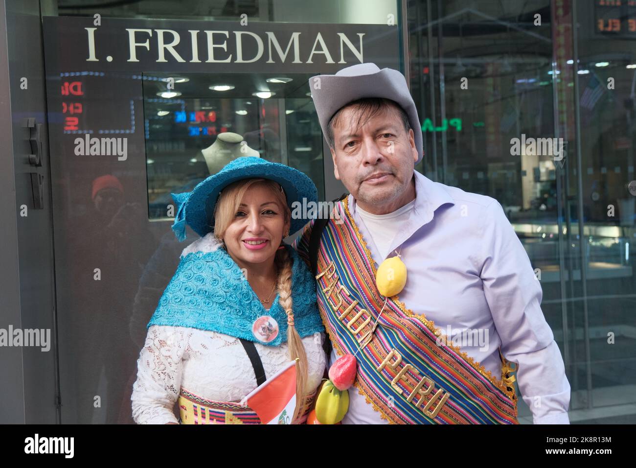 Ein Paar in traditioneller Kleidung bei der Hispanic Day Parade in New York City, USA Stockfoto