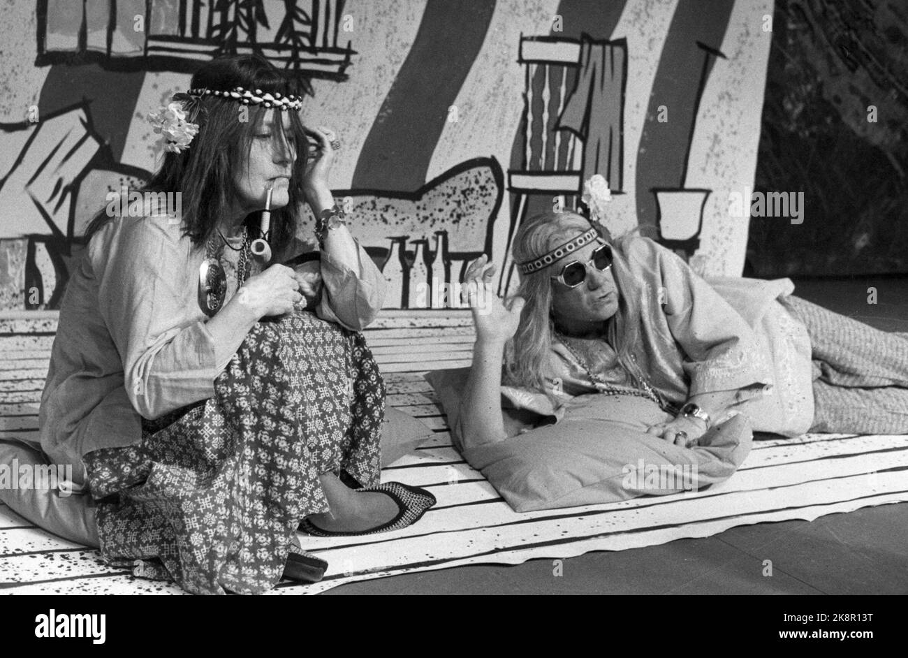 Oslo 19790219 vom Jubiläumsdeilings - '50 Jahre, glaube ich es war'. Im Oslo New Theatre. Hier die beiden Hippies AUD Schønemann und Arve Opsahl. /Hippies/ Foto: Henrik Laurvik / NTB / NTB Stockfoto