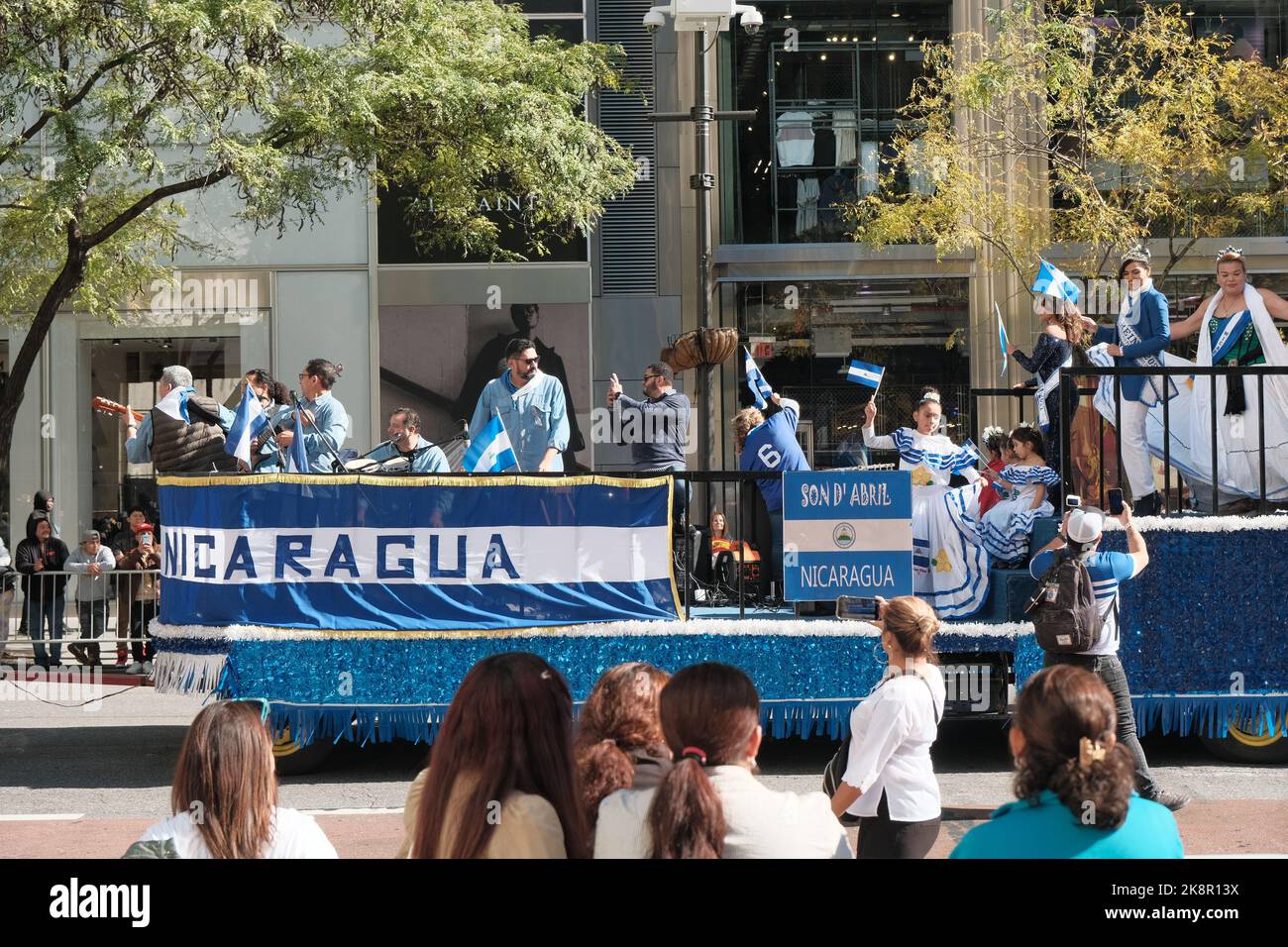 Die Menschen in traditioneller Kleidung und die argentinische Flagge Hispanic Day Parade in New York City, USA Stockfoto