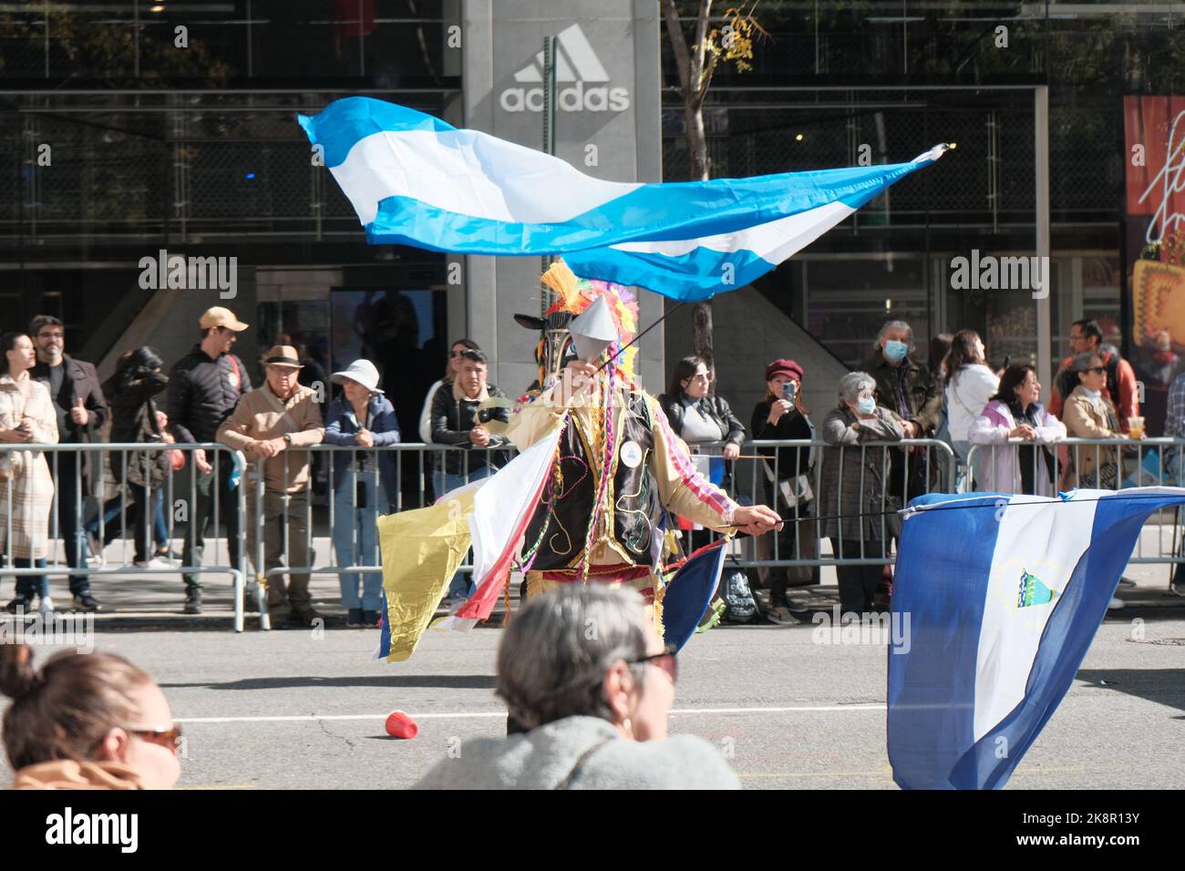 Die Menschen in traditioneller Kleidung winken bei der Hispanic Day Parade in New York City mit der argentinischen Flagge Stockfoto