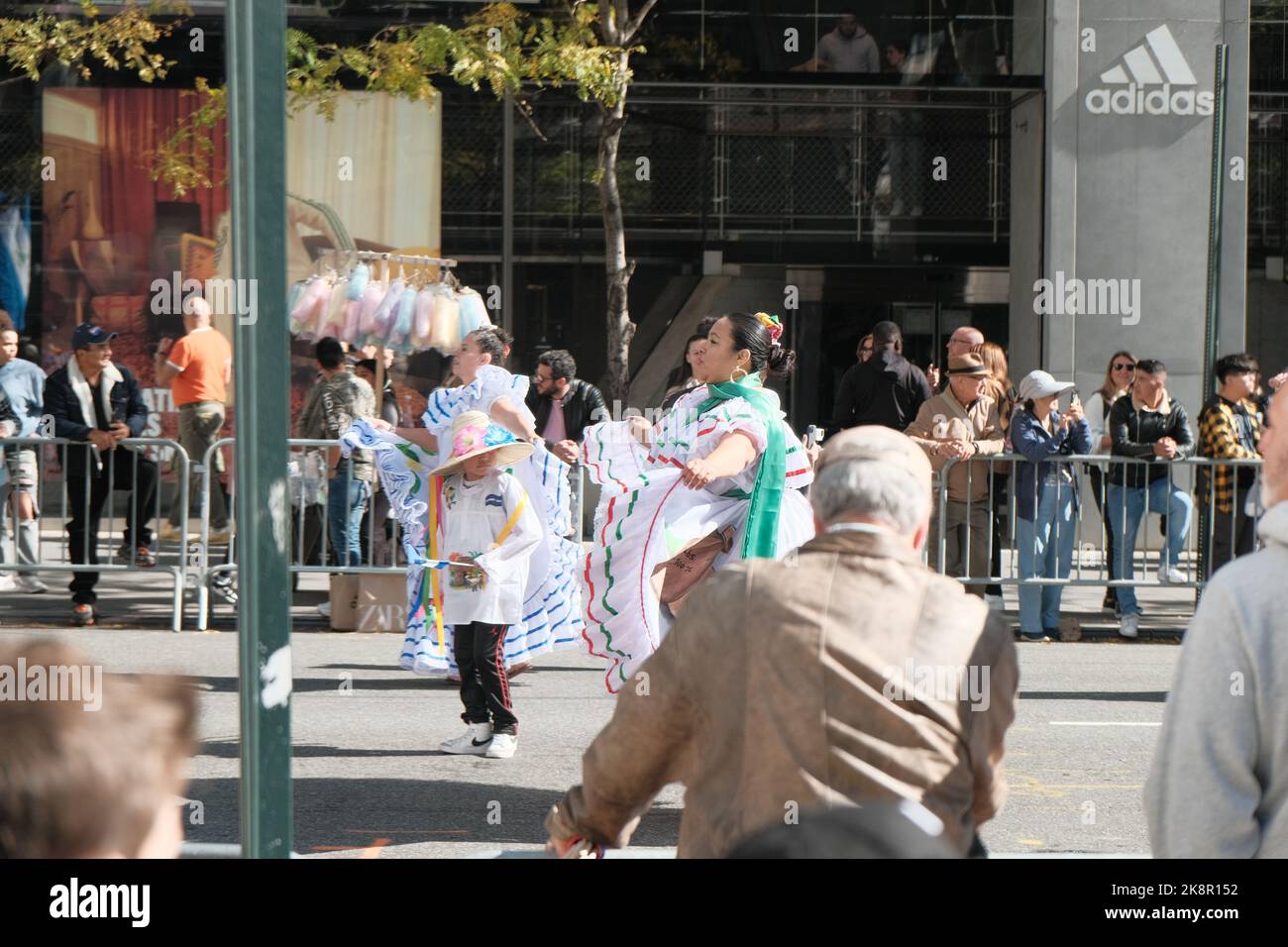 Die Menschen in traditionellen Kleidern tanzen hispanische Day Parade in New York City, USA Stockfoto