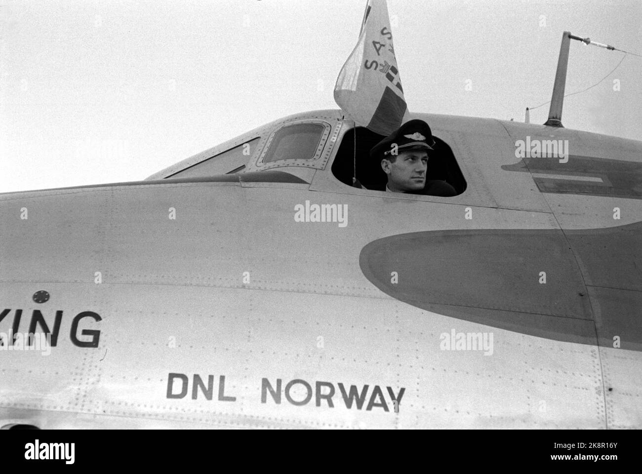 Kopenhagen, Dänemark, 1948 SAS FLYRUTE KOPENHAGEN / NEW YORK. Hier Flugkapitän / Pilot Willard, der an Bord der 'Olav Viking' verantwortlich ist, vor dem Start in Kastrup. Foto: Current / NTB Stockfoto