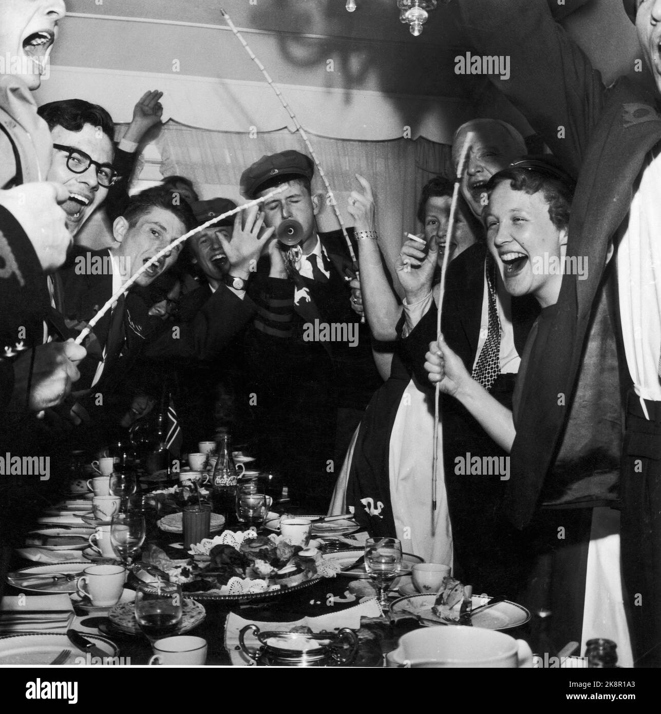 Oslo 19580517: 40 Tage mit den lockeren roten Tiefs die russische Feier beginnt am frühen 17. Mai mit einem russischen Frühstück. Die Sprachschule Oslo bietet ein russisches Frühstück im Hans Aas an, wobei Bier und Würstchen das wichtigste Essen auf dem Frühstückstisch sind. Foto: Sverre A. Børretzen / Aktuell / NTB Stockfoto