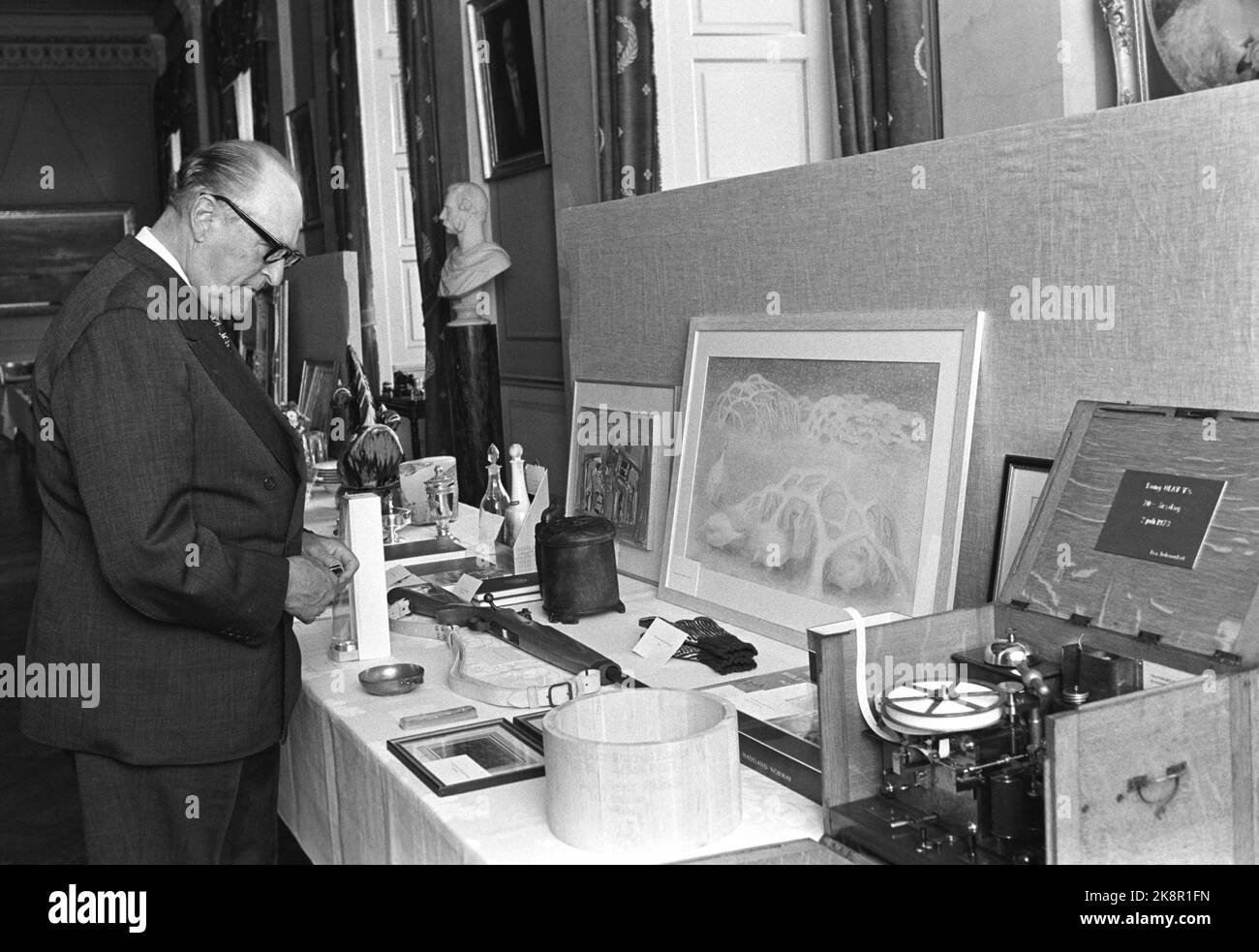 Oslo 2. Juli 1973. König Olav wird am 2. Juli 1973 70 Jahre alt. Hier wirft er einen Blick auf den im Schloss aufgestellten Geschenktisch. Foto; NTB / NTB Stockfoto