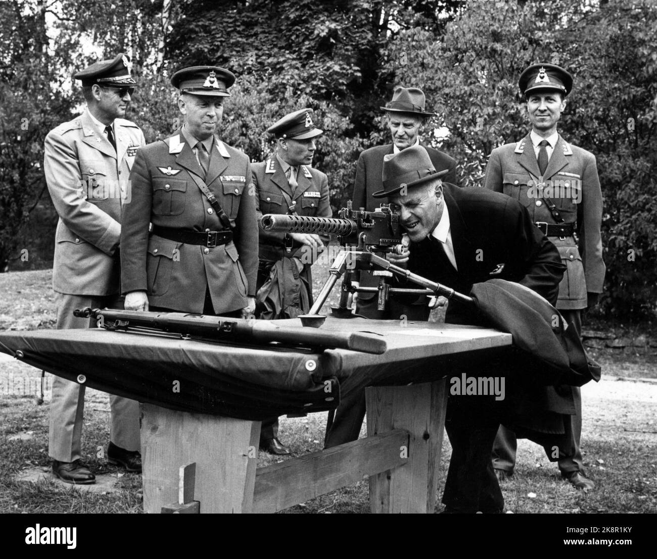 Hamar 1968. In Hamar wurde die Armeewoche eröffnet. Premierminister per Borten war bei der Eröffnung anwesend und schaut in eines der Maschinengewehre. Z. B. Ein amerikanischer Offizier, Chef des Armeegenerals Harald Løken, Oberst Solum, Generalinspekteur der Infanterie Oberst Alv Kjos und Oberst Kåre Hoff. Foto: NTB / NTB Stockfoto