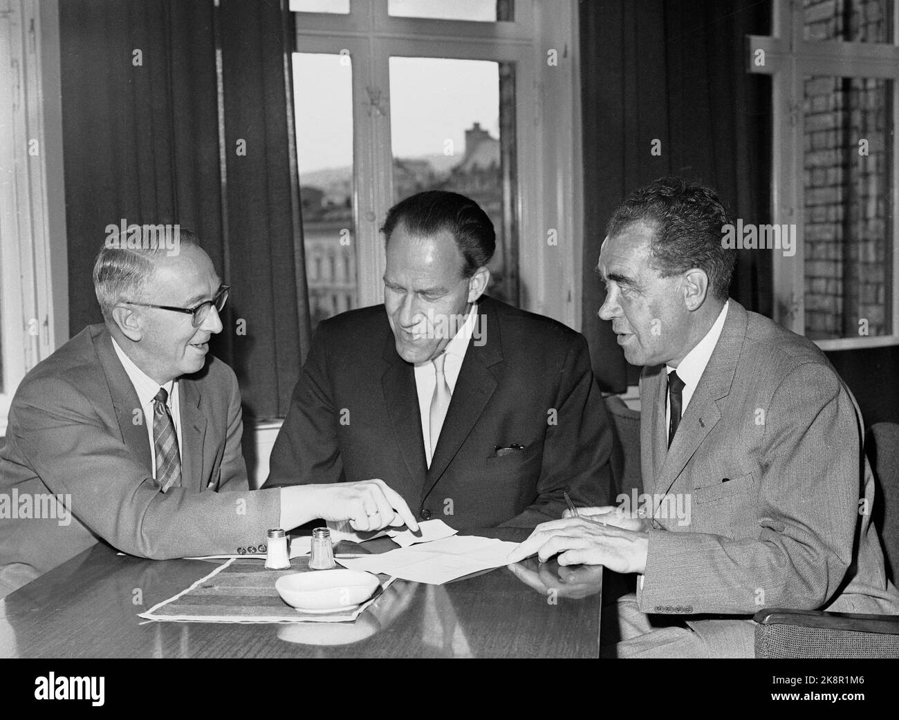 Oslo Norwegen 19650621 The Storting debattiert über die Pension/Landesversicherung und kommt zu einer Einigung über die Prinzipien. Hier sind drei der Hauptredner während einer privaten Diskussion während der Pause. Aus Richtung V: Egil Aarvik, Olav Gjærevoll und Oskar Skogly. Foto: NTB / NTB Stockfoto