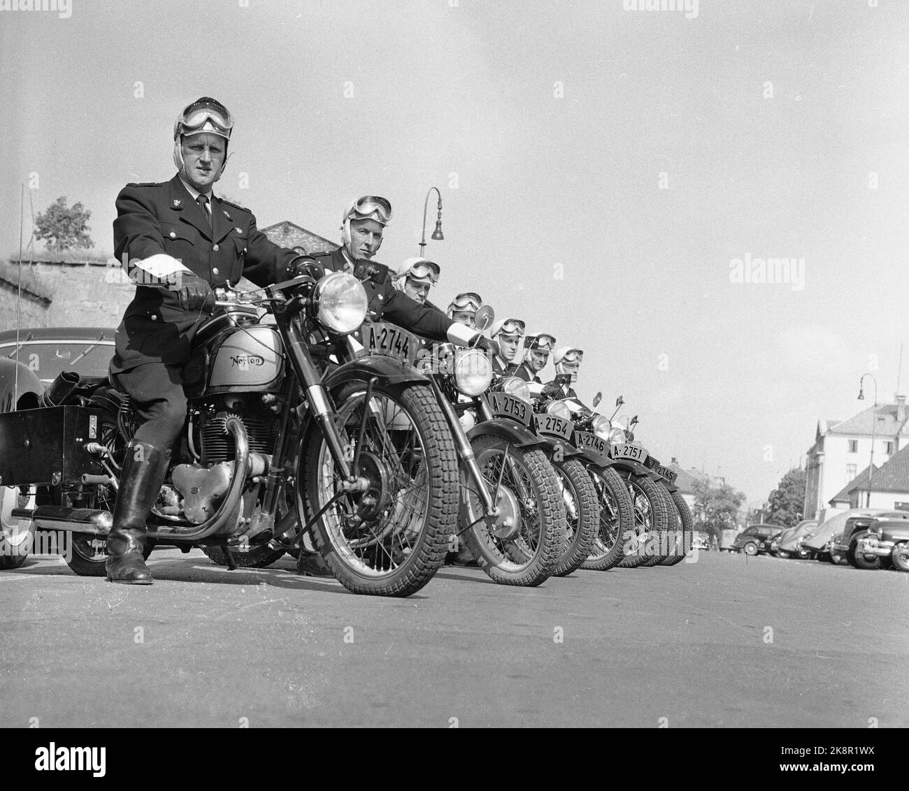 Polizei Oslo 1955 auf zwei Rädern Eine Motorradpatrouille des Oslo Police Traffic Corps geht aus, um ihre Positionen im Verkehr zu finden. Das Vorderrad ist mit Funksender und Empfänger ausgestattet, Experte mit der Ausrüstung. Die Motorradpolizei in Oslo verwendet Norton 500-Motorräder, von denen 14 zur Verfügung stehen. Die Höchstgeschwindigkeit beträgt 135-140 km/h, und die wenigen rohen Fahrer schaffen es, diese Jungs zu verlassen, wenn sie auf der Straße bleiben wollen. Mehrjährige Jungs auf ihrem eigenen Motorrad. Foto; Sverre A. Børretzen / Aktuell / NTB NB! Foto nicht Bild behandelt !!! Stockfoto