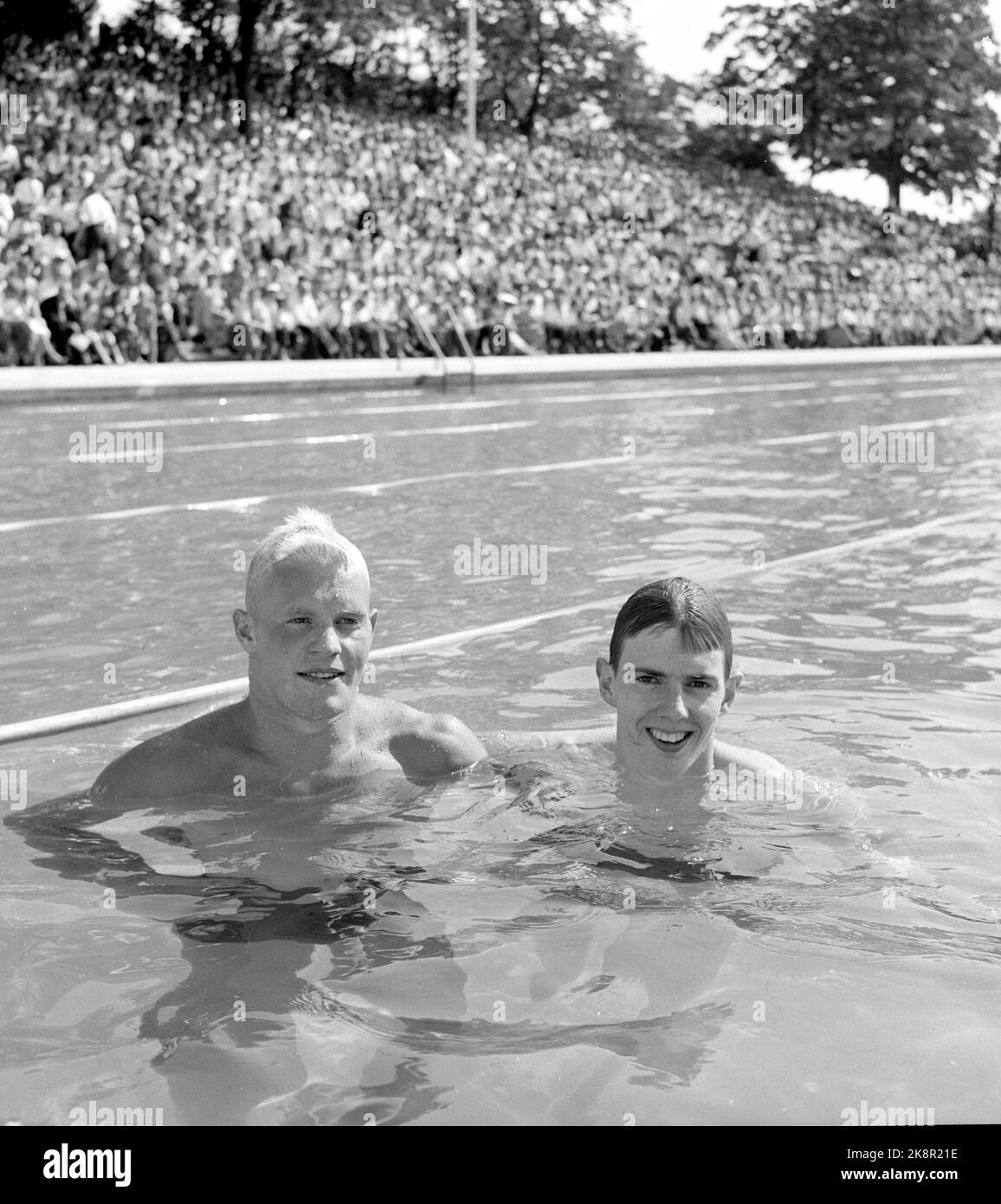 Oslo 19550814. Nordische Meisterschaft im Schwimmen und Stupa J.N. In Frognerbadet Freiluftbad - 100 m freie schwimmende Männer. FV: Göran Larsson, Schweden fotografiert mit Øivind Gunnerud, Norwegen Foto: NTB Stockfoto