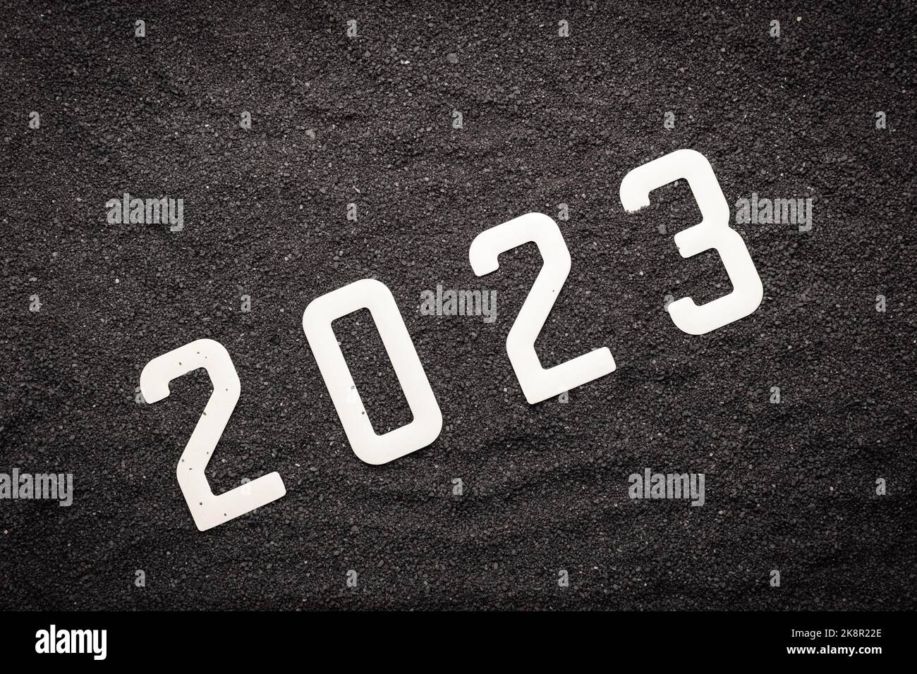Frohes neues Jahr 2023 Konzept mit einer Schale und einem Seesterne. Winterurlaub in der Sonne. Stockfoto