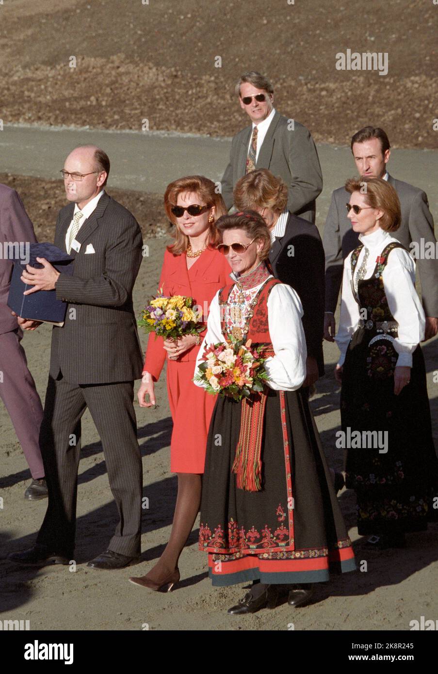 Fjaler 19950930: Königin Sonja und Königin Noor von Jordanien eröffnen eine neue internationale Schule, das United World College, in Fjaler in Sunnfjord. Im Hintergrund Hoffdame Maisen Bonnevie. Foto: Morten Hval Stockfoto