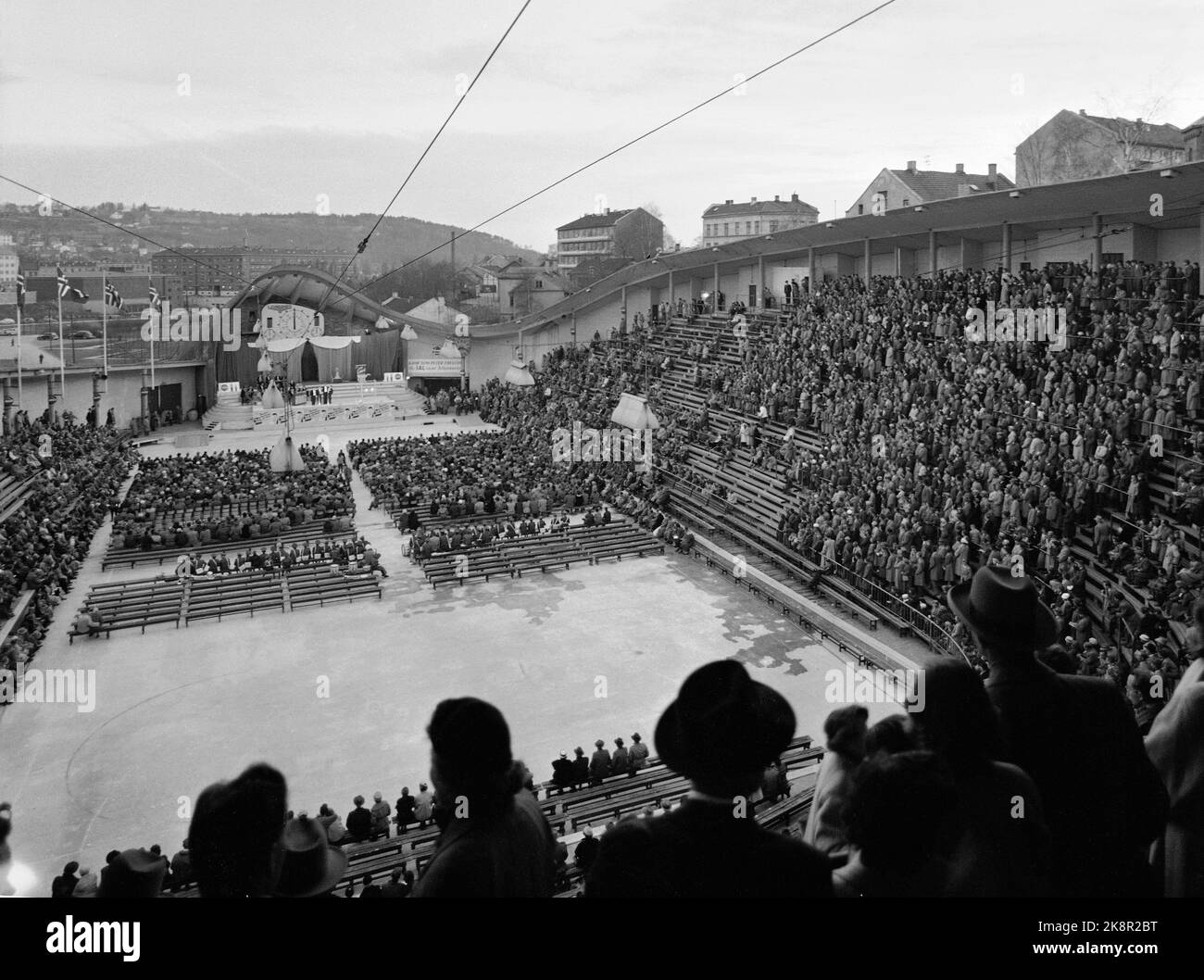 Oslo 195705 der dänische Polarwissenschaftler, Weltenbummler und Autor Peter Freuchen gewinnt 10.000 NOK in einem großen Quiz-Wettbewerb im Jordal Amfi unter der Leitung von Rolf Kirkvaag. Hier ein Überblick über Jordal Amfi, der voller Zuschauer war, die Peter Freuchen sehen und hören wollten. Foto: Storløkken / Aktuell / NTB Stockfoto