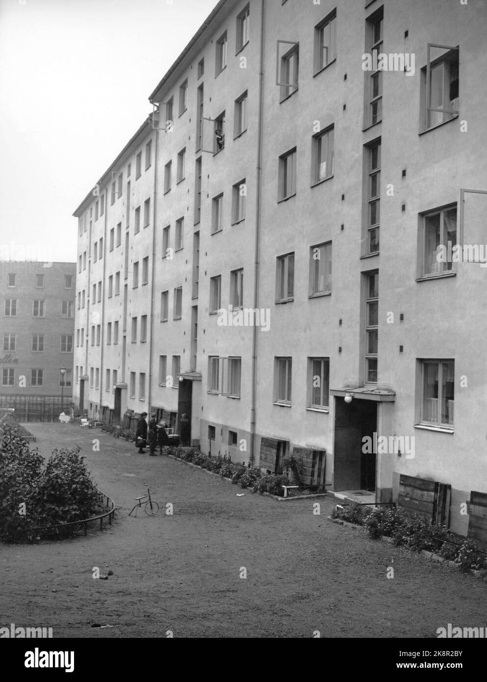 Oslo 19411017. Arbeiterheime in Torshov. Die Leute gehen in einen Block. Ein gebrochenes Dreirad steht draußen. Wohnraum für die Arbeiterklasse. FOTO: NTB / NTB SPBEKEIL Stockfoto