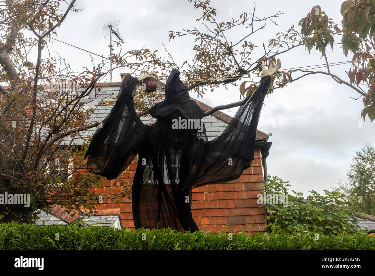 Herbstfest in Upton Grey, der Kerl fawkes Wettbewerbsfiguren rund um das Dorf, Hampshire, England, Großbritannien. Eine schwarze Hexenfigur Stockfoto