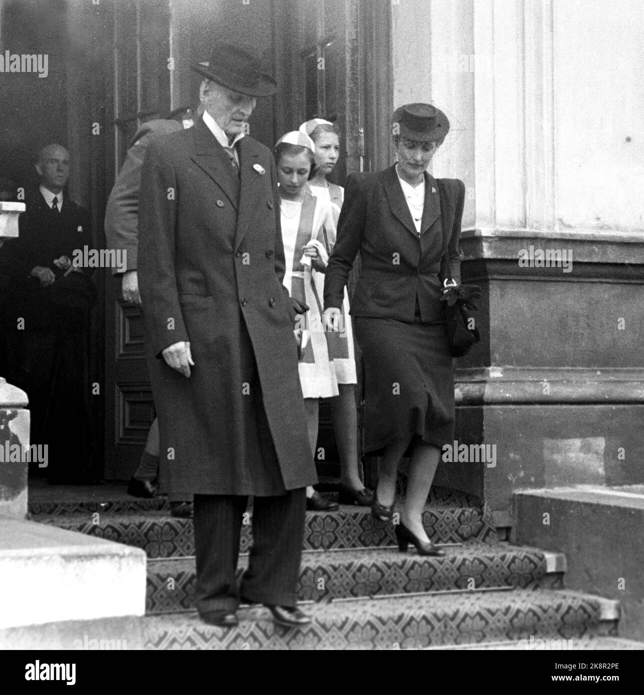 Oslo 19450706. Prinz Carl Bernadotte und Prinzessin Ingeborg von Schweden besuchen ihre Tochter Kronprinzessin Märtha und die königliche Familie in Oslo. Hier angekommen mit dem Zug zum Ostbahnhof. T.v. Prinz Carl Bernadotte und Kronprinzessin Märtha. Hinter Prinzessin Ragnhild und Prinzessin Arid. Foto: NTB Stockfoto