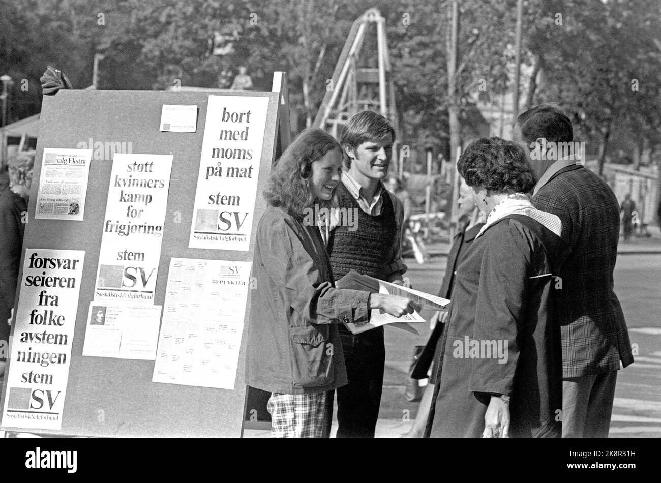 Oslo 19730904: Wahlkampf im Zentrum von Oslo im Zusammenhang mit den Kommunal- und kreisratswahlen, 4. September 1973. Hier ein Standpunkt für die Partei der Sozialistischen Linken (SV). Die Partei hat Wahlparolen, die „Verteidigung des Sieges vor dem Referendum - Stimme SV“, „Unterstützung des Kampfes der Frauen für die Befreiung“, „Weg mit Mehrwertsteuer auf Lebensmittel“. Foto: NTB / NTB Stockfoto