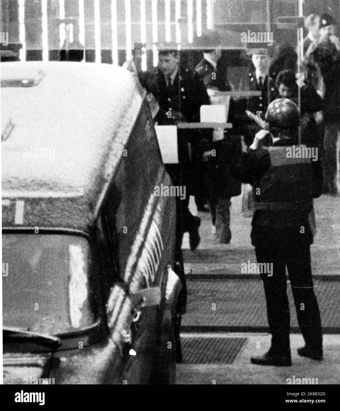 Oslo 19740109. Der Fall Lillehammer - Prozess nach dem Mord an Ahmed Bouchiki in Lillehammer im Jahr 1973. Sechs israelische Agenten werden wegen Beteiligung an vorsätzlichem Mord angeklagt. Die vier männlichen Angeklagten werden nach einem Gerichtsverfahren zum Polizeiauto gebracht. Foto NTB / NTB Stockfoto