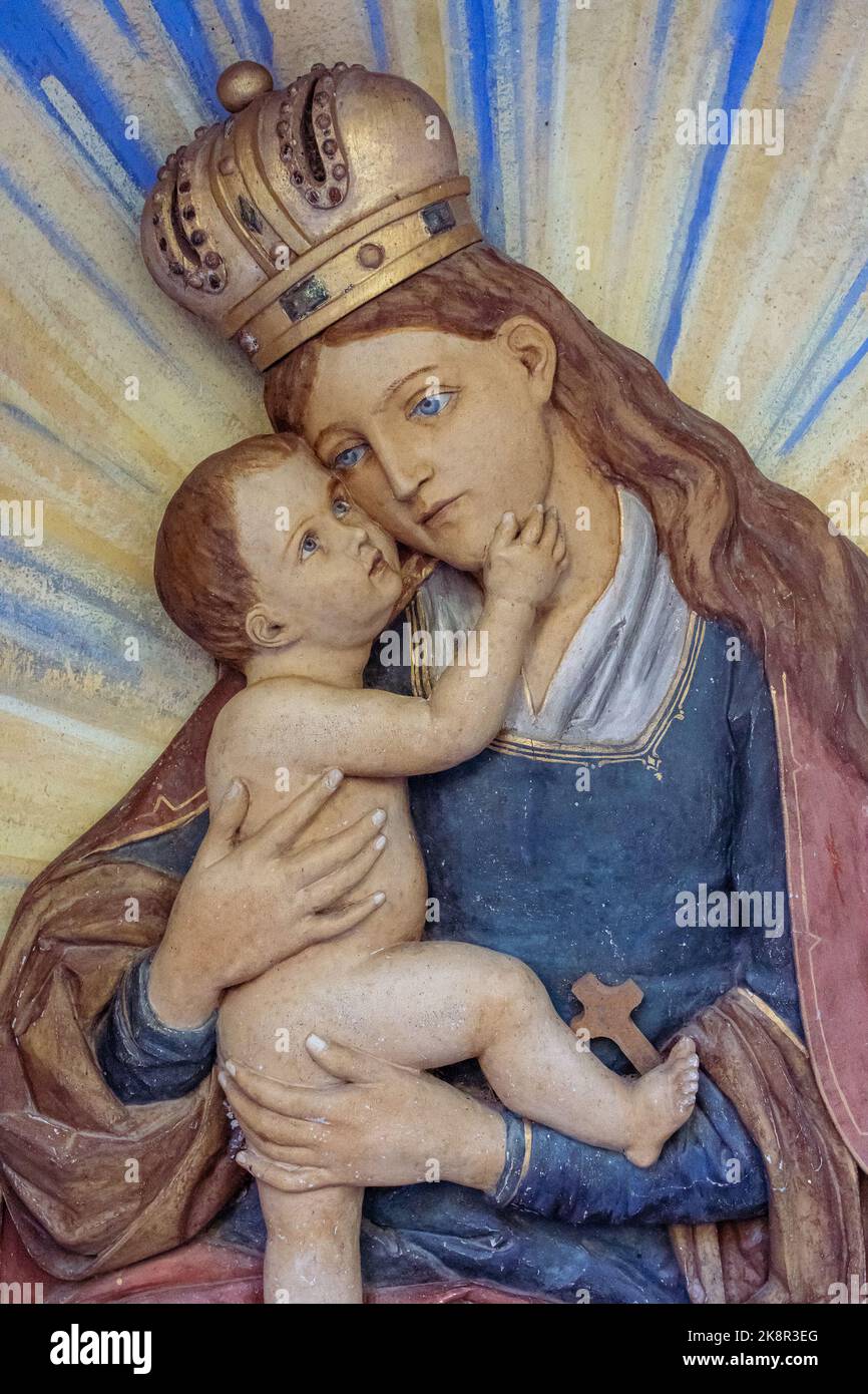 Schöne Statue, die Maria, die Mutter Gottes, mit dem Jesuskind hält Stockfoto