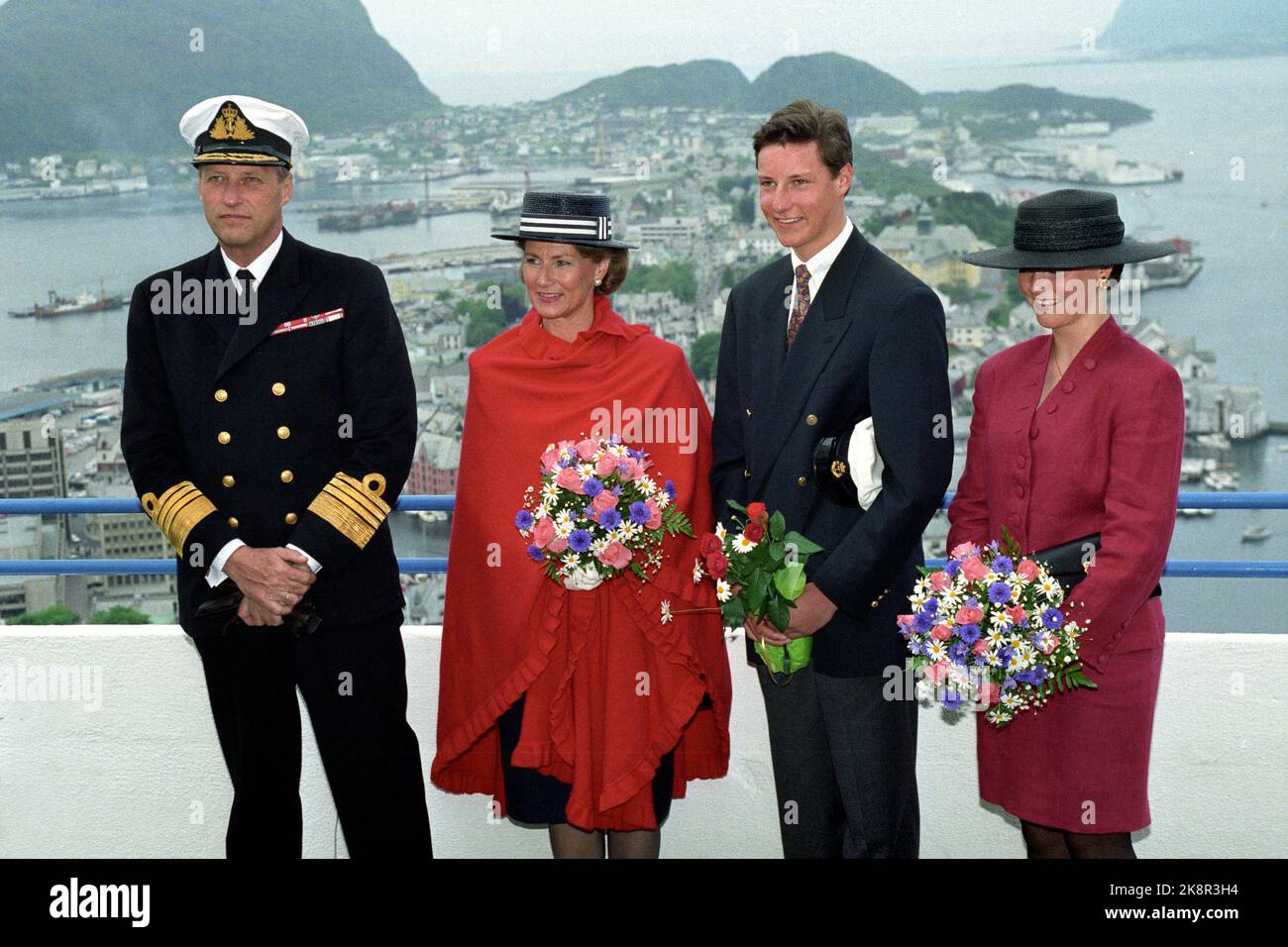 Ålesund 19910624: Siggingferden Juni 1991. König Harald V - Signieren und Signieren. Das Bild: Die königliche Familie, König Harald, Königin Sonja, Kronprinz Haakon und Prinzessin Märtha Louise, fotografiert auf Byfjellet mit Ålesund im Hintergrund. Foto: Bjørn Sigurdsøn Stockfoto