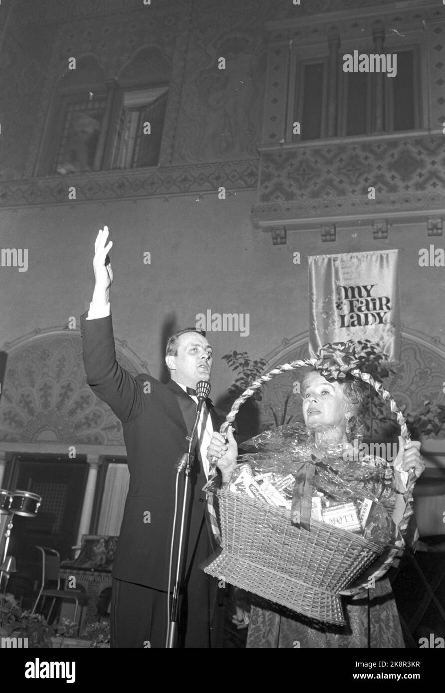 Oslo 19650327 - und danach wurde getanzt. Premiere des Films My Fair Lady im Colosseum-Kino mit anschließender Party in Bristol. Hier, Konfekt! schreit Erik Bye, - fünf Kilo Konfektion! Opernsängerin Randi Heide Steen hält die Kurve nach vorne, und der Auktionator hat den Preis auch ins Wetter gedrückt. - Sowohl der Gewinner als auch der Verkäufer waren zufrieden. Foto; Sverre A. Børretzen / Aktuell / NTB Stockfoto