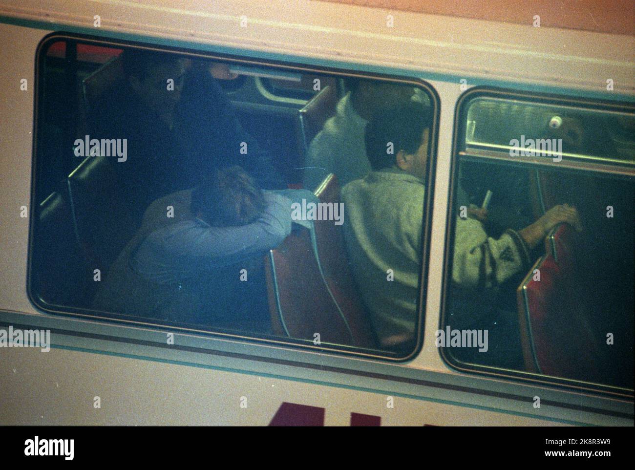 Oslo 19930916: Russische Passagierflugzeuge von drei Männern entführt. Die iranischen Brüder Farhad und Mansour Muhammadi Inje entführten mit einem dritten Mann ein russisches Aeroflot-Flugzeug in Aserbaidschan. Das Flugzeug war auf dem Weg von Baku in Aserbaidschan nach perm. Das Flugzeug, eine Tupolev TU134, wurde nach einem Zwischenstopp in Kiew gezwungen, in Gardermoen in Norwegen zu landen. Picture: Müde Geiseln im Bus nach der Freilassung. Foto: Jon EEG / NTB Stockfoto