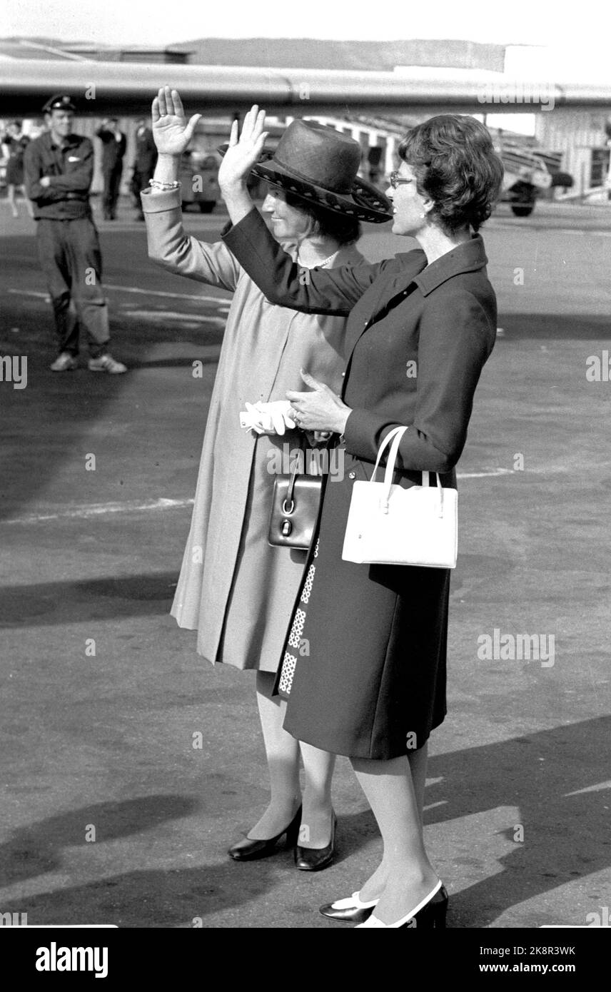 Fornebu 19710906. Kronprinzessin Sonja und Prinzessin Astride in Fornebu wünschen König Olav eine gute Reise in die Vereinigten Staaten. Der König wird an der Weltmeisterschaft der skandinavischen Goldsegler auf Long Island teilnehmen. Hier winken Prinzessin Aestl (engste) und Kronprinzessin Sonja zu König Olav. Constersse Sonja ist schwanger und erwartet im September Kinder. Die Kronprinzessin mit Mantel und Hut. Foto: NTB / Archiv / NTB Stockfoto