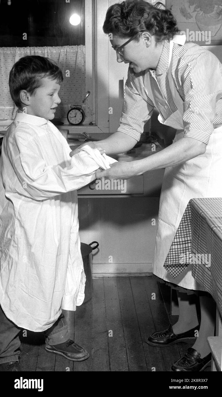 Oslo Weihnachten 1958. Kinder backen Lebkuchen. Eines Tages während der Weihnachtszeit interessierten sich die Jungen der Mutter plötzlich für häusliche Aktivitäten und begannen, die Küche zu benutzen, die den Mädchen vorbehalten war. Drei Brüder werden zu Weihnachten Lebkuchenmänner machen. Ein Bäcker ist kein Bäcker ohne Schürze und Backhut. Das Hemd des Vaters und eine weiße Papiertüte waren der Service. Foto: Aage Storløkken NTB / NTB Stockfoto