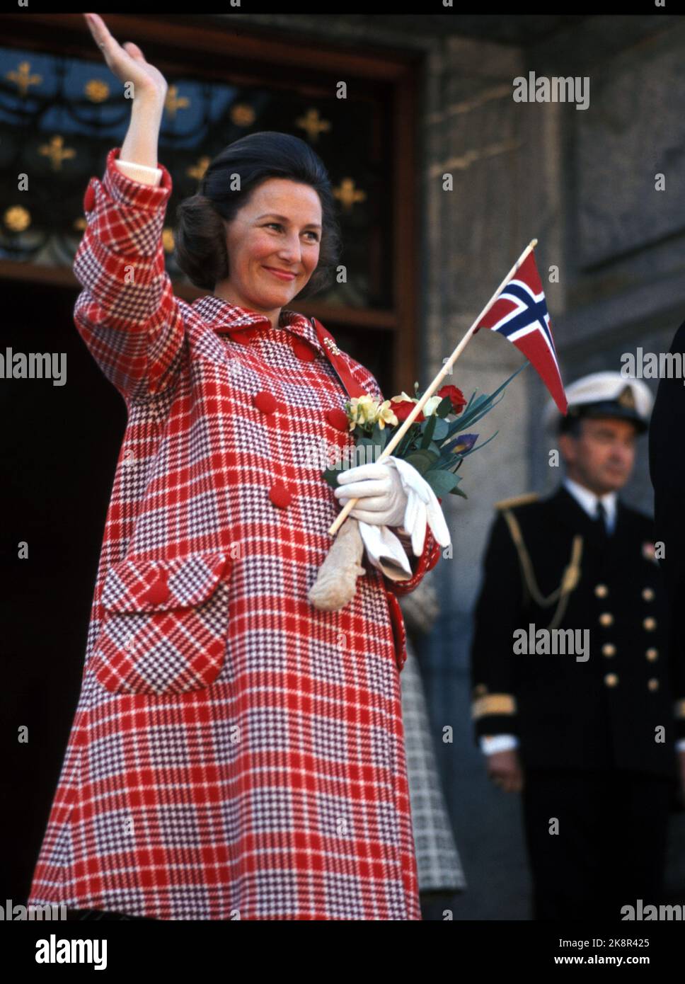 Asker 19730517. Das Paar des Kronprinzen auf der Treppe von Skaugum am