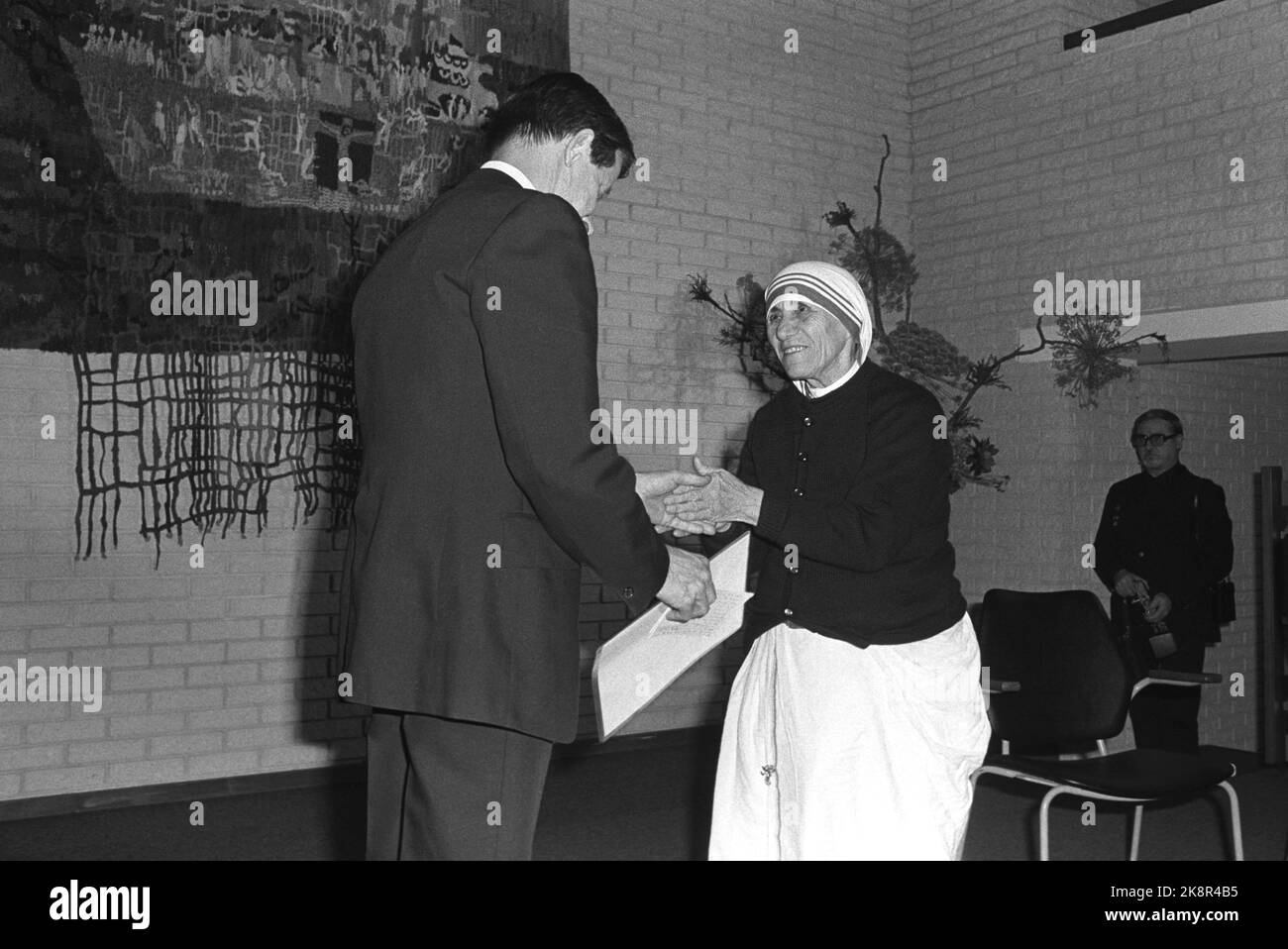 Oslo 19791209 der Friedenspreis: Friedensnobelpreis für 1979 an Mutter Teresa. Während des Kirchenkaffees am Sonntagabend erhielt Mutter Teresa ein Geschenk von fast 360.000 NOK. Präsentiert wurde es von Jacob Grede, einem der Initiatoren. Foto Bjørn Sigurdsøn / NTB / NTB Stockfoto