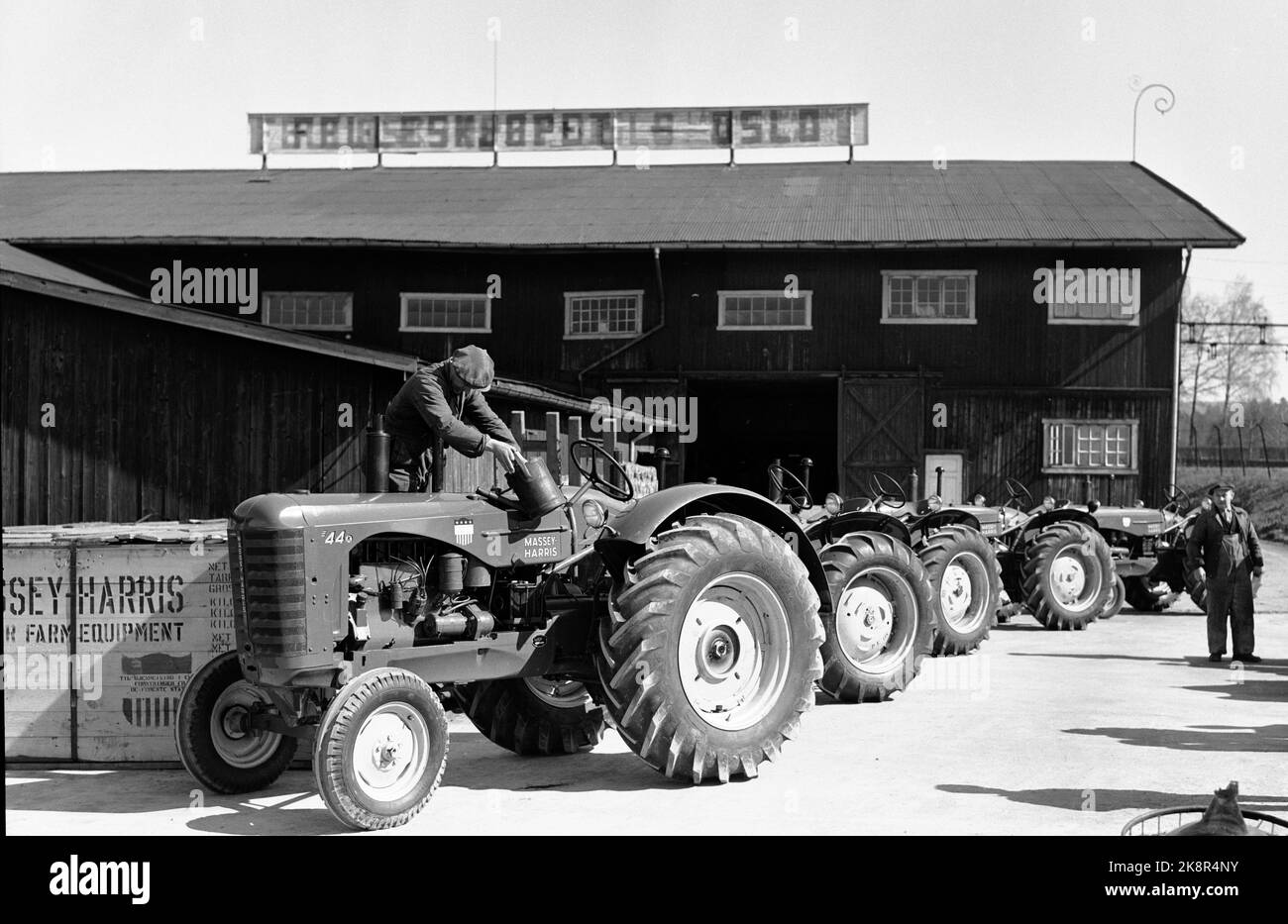 Oslo 19500421 Marshallhjelpen: Norwegen erhält wie andere europäische Länder Unterstützung in Form von Darlehen und Geschenken für den Wiederaufbau der Vereinigten Staaten nach dem sogenannten Marshallplan. Hier sind Landmaschinen und Traktoren am Felleskjøpet in Grorud angekommen. Foto: NTB / NTB Stockfoto