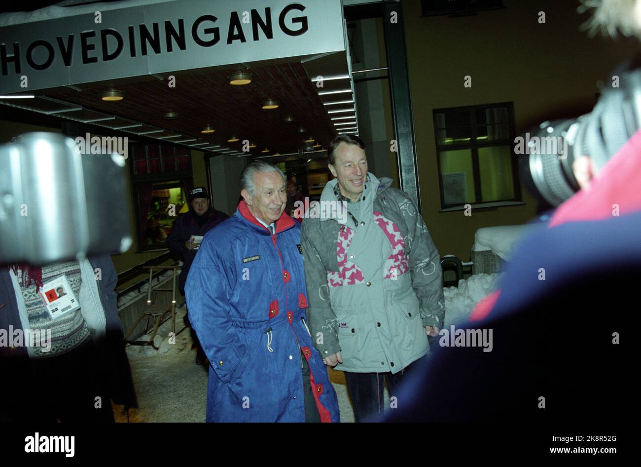 Olympische Winterspiele 19940210 in Lillehammer. Juan Antonio Samaranch TV und Gerhard Heiberg treffen die Presse, nachdem sie Ole Gunnar Fidjestøl im Krankenhaus Lillehammer besucht haben. Foto. Bjørn Sigurdsøn/NTB Stockfoto