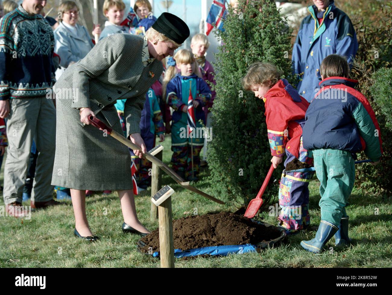 Oslo 19931027. Der isländische Präsident Vigdis Finnbogadottir befindet sich auf einem Staatsbesuch in Norwegen. Sie pflanzt einen Baum in der Abteilung für Waldforschung an der Landwirtschaftlichen Hochschule in Ås. Sie bekommt Hilfe von Kindern. Das königliche Paar ist anwesend. Photo Lise Åserud / NTB / NTB Stockfoto