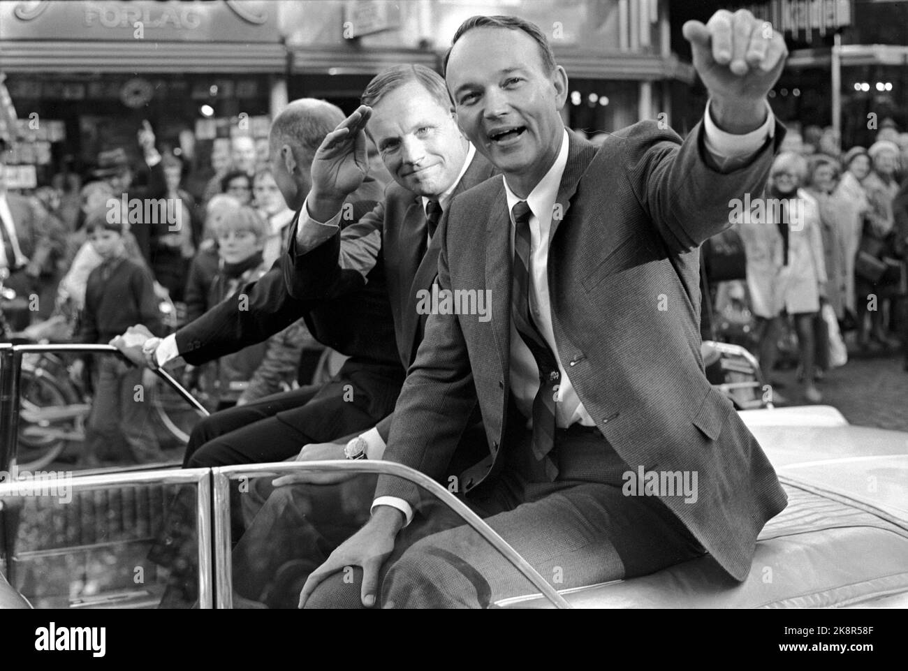 Oslo 19691010 die amerikanischen Astronauten Buzz Aldrin, Neil Armstrong und Michael Collins von 'Apollo 11', die Anfang des gleichen Jahres auf dem Mond landeten, sind auf Europatournee. Hier besuchten die drei den Storting, und nach dem Besuch fuhren sie in einem offenen Auto auf Karl Johan. Aus Richtung V: Aldrin, Armstrong und Collins. Foto: Aage Storløkken / Aktuell / NTB Stockfoto