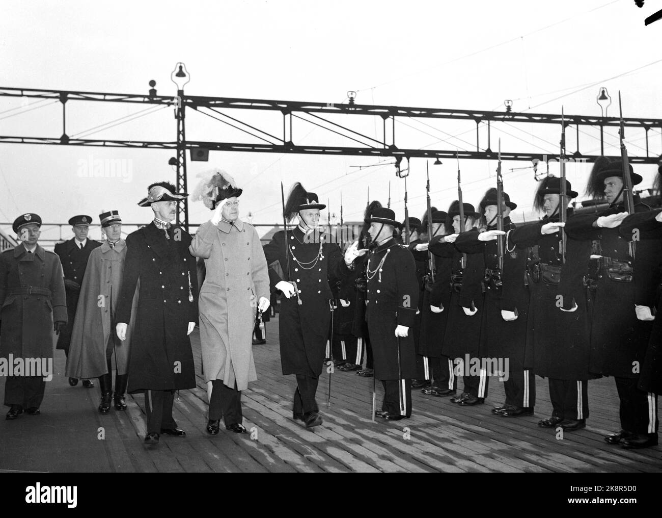 Oslo 195203. König Gustaf Adolf und Königin Louise von Schweden werden offiziell in Norwegen besucht. Hier sehen wir König Gustaf Adolf, der bei der Ankunft am Ostbahnhof mit König Haakon begrüßt. Foto: NTB / NTB Stockfoto