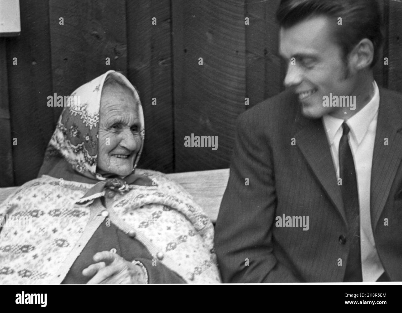 Gjendesheim 1971. Gjålien fotografiert in Gjendesheim im Sommer 1971 mit einem Urenkel. Stock Photo: Privat / NTB / NTB (Privatfoto als Geschenk an NTB's Fotoarchiv) Stock Photo: NTB / NTB Stockfoto