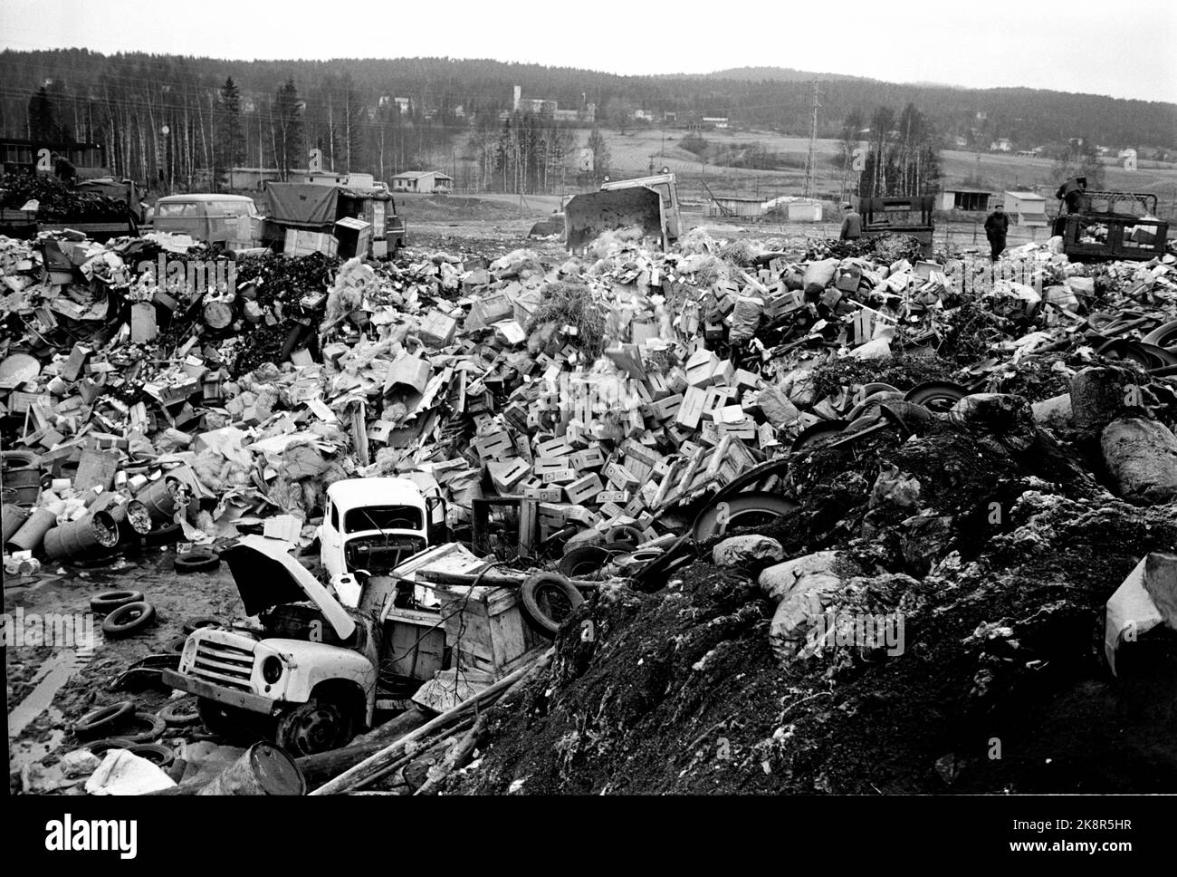 Oslo im Herbst 1965. Oslo Cleaning Work hat 104 Müllwagen, und Reinigungskräfte leeren zwei- bis dreimal pro Woche 70.000 Mülltonnen, das sind fast 90.000 Tonnen Haushaltsmüll pro Jahr. Davon sind 10-12 Tonnen Lebensmittelrückstände, und ein nicht unbedeutender Teil sind gefährliche Abfälle. Der größte Teil der Abfälle landet auf den Füllungen in Grorud und Romsås, während Sprengstoffe und brennbare Substanzen wie Farbe, Lack und Chemikalien auf dem Alfaset-Betrieb verbrannt werden und der Rauch sich wie eine dicke, schwarze Wolke über Alnabru absetzt. Foto: Sverre A Børretzen / Aktuell / NTB Stockfoto