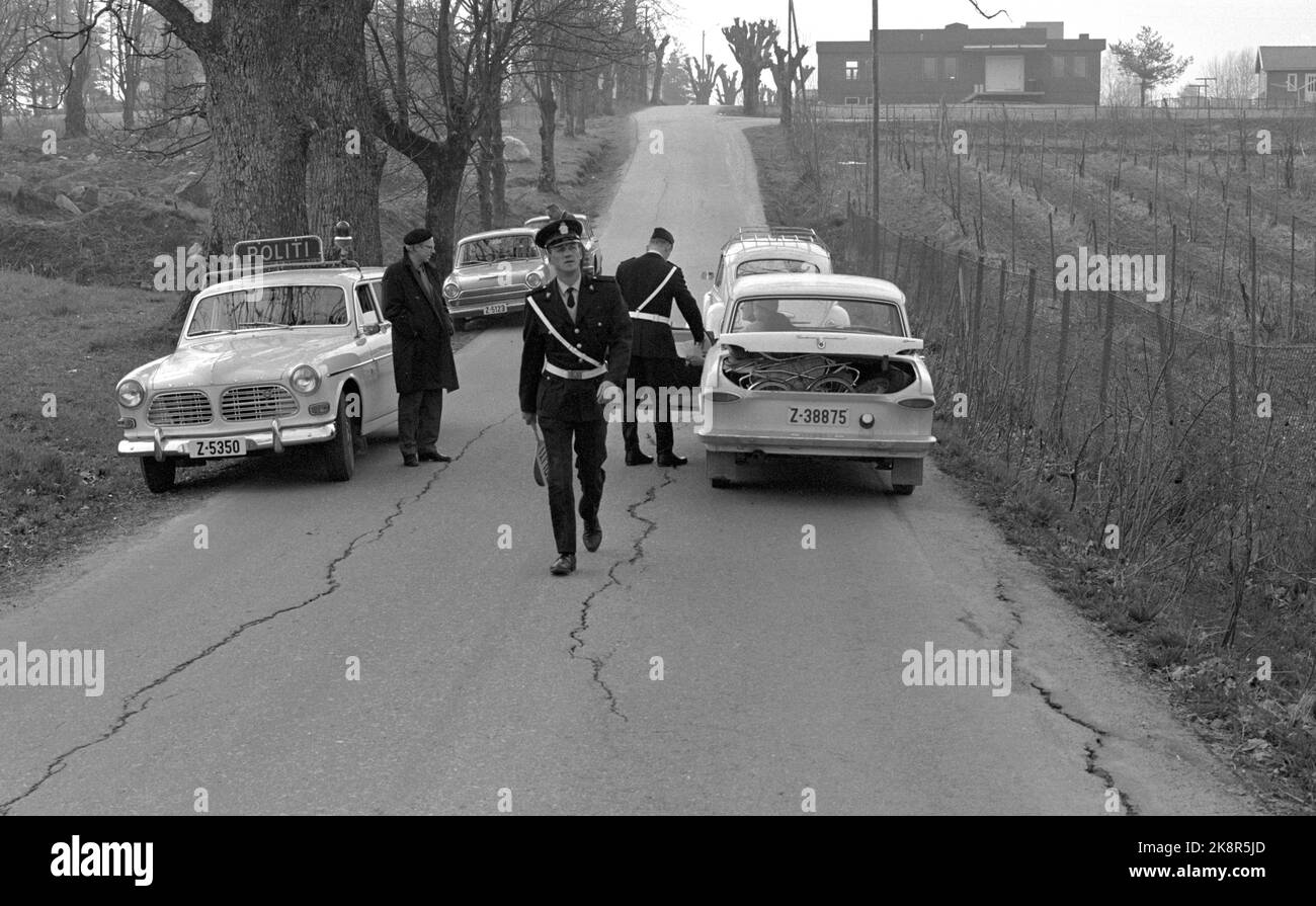 1969-05-12 "die Polizei versucht neue Straßen". Makan zur Beherrschung des Beschleunigers wurde auf den Straßen in Vestfold noch nie registriert. Aber dann war auch die großräumige Kontrolle der Polizei, die Operation Sample County genannt wurde, sowohl in der lokalen als auch in der Hauptpresse gründlich im Voraus. Auf einer Nebenstraße der Ekeberg-Schule in Holmestrand warteten die Polizeiautos einige hundert Meter weiter oben auf eine Funknachricht des Radarwagens, die auf eine Beschleunigung aufmerksam gemacht wurde. Foto: Aage Storløkken / Aktuell / NTB Stockfoto