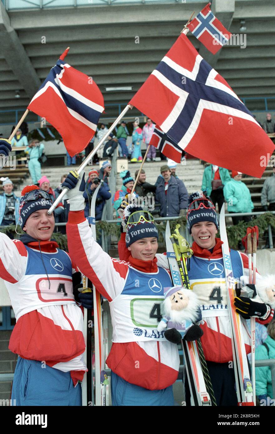 Lahti, Finnland 19890224. Skiweltcup in Lahti. Kombiniertes Team, Männer. Das siegreiche Team im Team kombiniert mit norwegischen Flaggen auf dem Siegerpodest. (F.) Trond Einar Elden, Trond Arne Bredesen und Bård Jørgen Elden. Foto: Bjørn Sigurdsøn / NTB / NTB Stockfoto