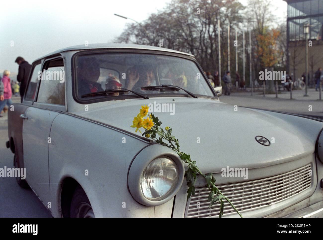Berlin, Deutschland 19891112: Fall der Berliner Mauer: Die Mauer zwischen Ost- und Westdeutschland öffnet sich in Berlin. Ostdeutsche auf einer Reise nach Vest-Berlin in einem mit Blumen geschmückten trabant-Auto. Foto: Jørn H. Moen, NTB Stockfoto