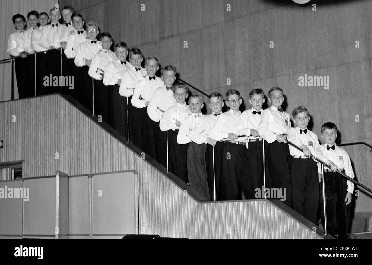 Oslo 19520606 NRK's ​​boys Chor wurde 1947 gegründet. Im Jahr 60s wurde der Chor mit den silbernen Knaben verschmolzen. Beide Chöre wurden vom Dirigenten Torstein Grythe gegründet. Hier wurde der Chor in einer Treppe in einem der Studios von Kringasting aufgereiht. Foto: NTB / NTB Stockfoto