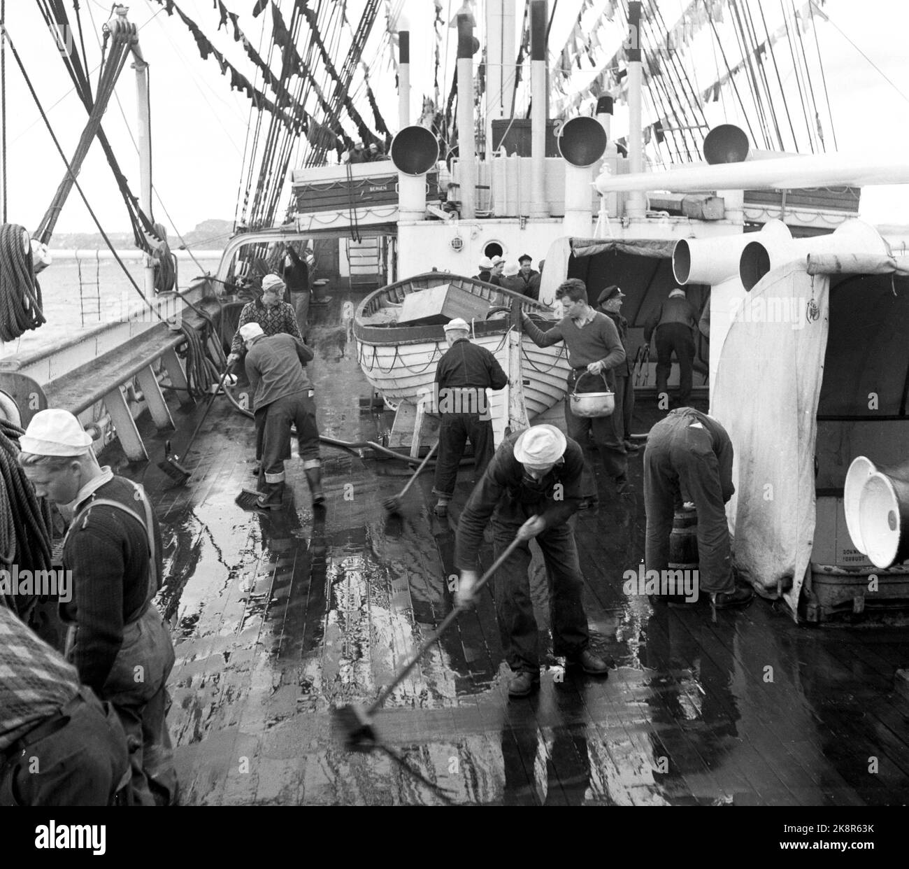 195207. Bergens Schulschiff 'Statsraad Lehmkuhl' die 1700 Tonnen Segelschiff segelt auf See über den Atlantik gegen New York mit 180 ersten Reisegiffen an Bord. Das Segelschiff liegt seit 1948 am Byfjord in Bergen abgeschieden. Es ist das erste Mal, dass ein norwegisches Schulschiff mit nur erstmaligen Jungen auf lange Geschwindigkeit einschiffte. Hier sehen wir, wie die Jungen den Reifen abwerfen und waschen. Stock Photo: Sverre A. Børretzen / Aktuell / NTB Stockfoto