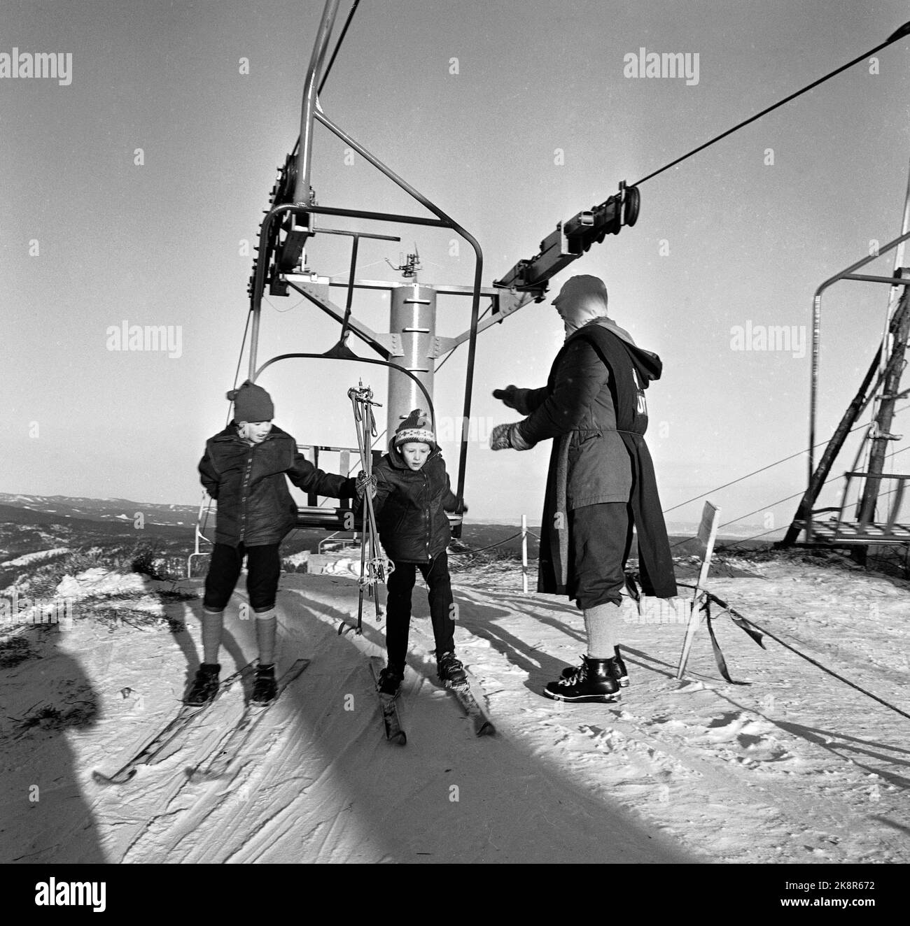 Hakadal 19630113 das neue Skigebiet Varingskollen wurde eröffnet, mit Sessellift, alpinen Loipen und Wanderwegen. An der Spitze des Skilifts steht die Crew und hilft Menschen aus den Stühlen. Foto: Thorberg / NTB / NTB Stockfoto