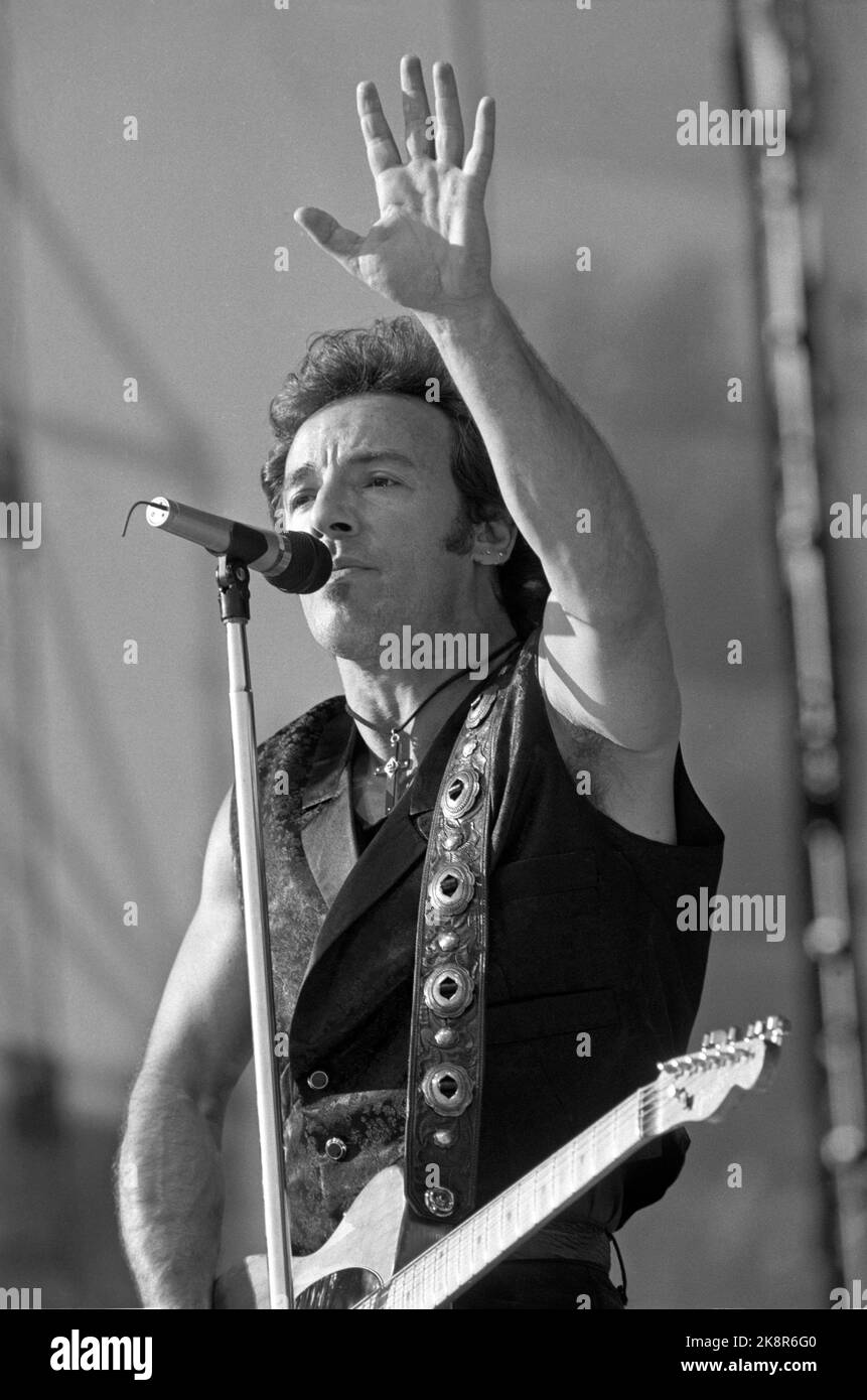 Oslo 19880727. Bruce Springsteen winkt die Fans während des Konzerts im Valle Hovin von der Bühne. Foto Eystein Hanssen / NTB / NTB Stockfoto