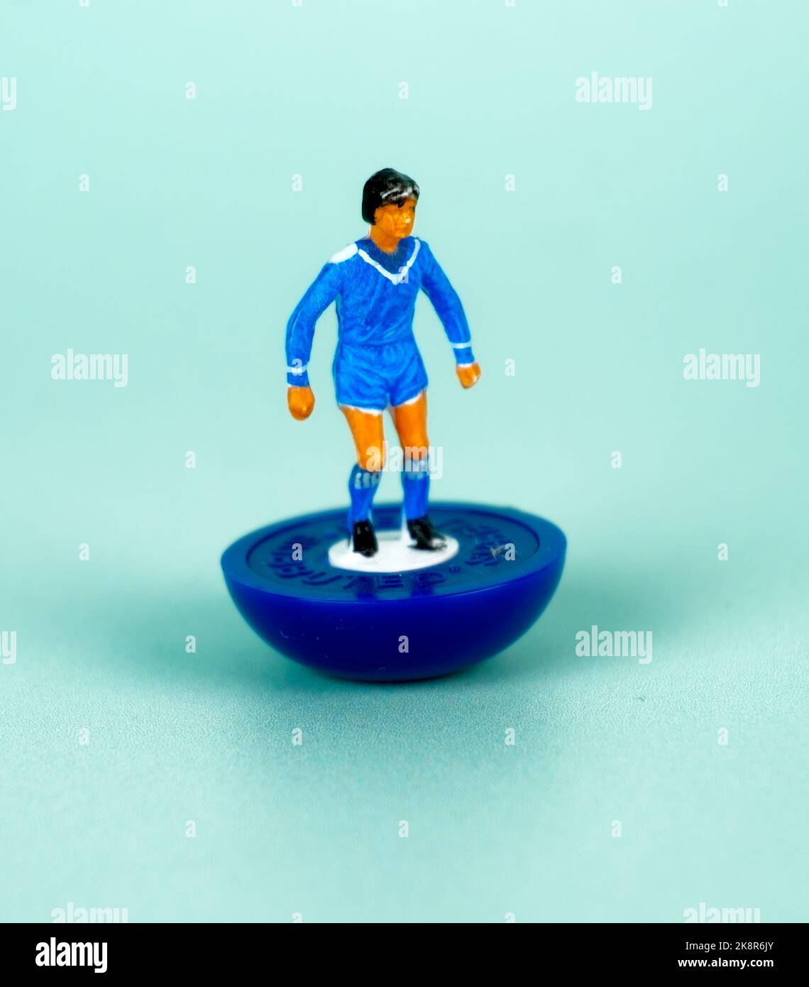 Vintage Tischfußball Subbuteo-Spieler im Chelsea Strip Stockfoto