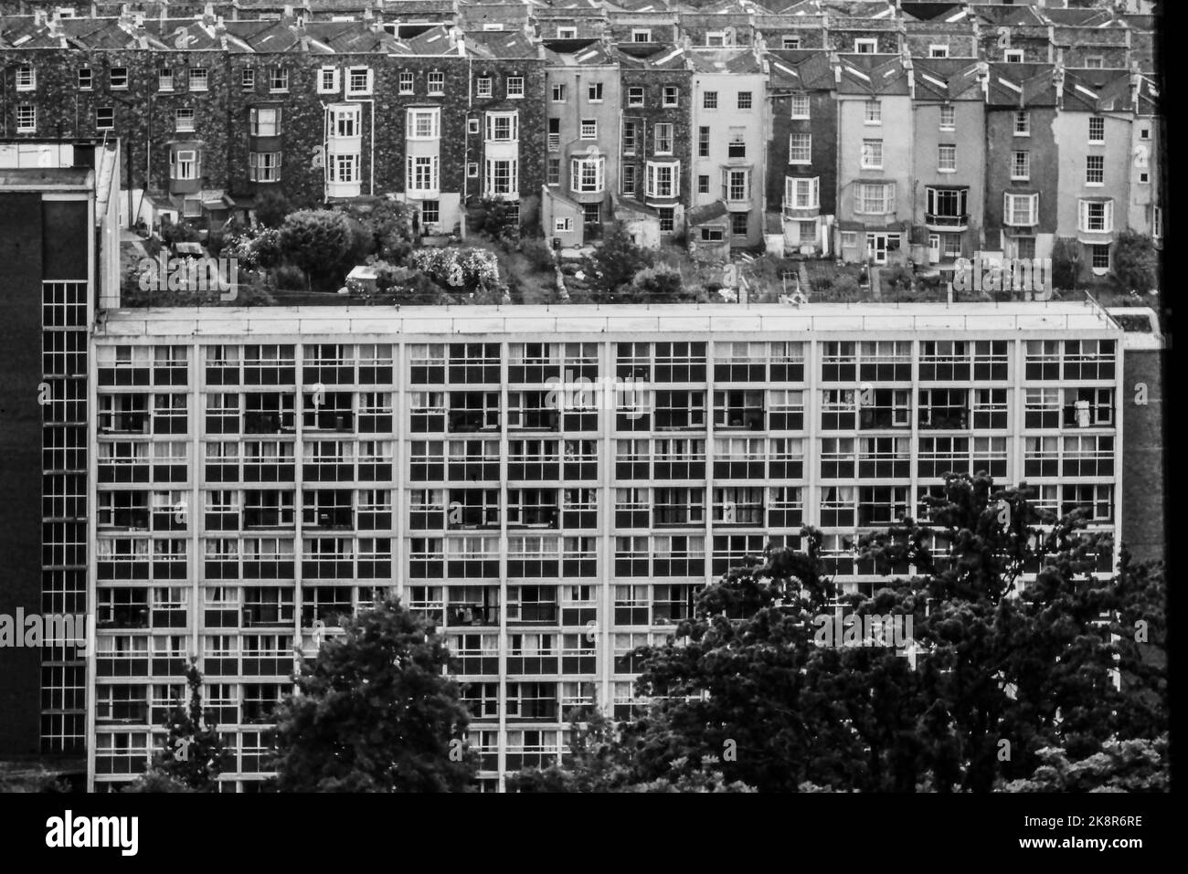 Blick auf die Skyline von Bristol mit neuen und alten Gebäuden, die Mitte der 1970er Jahre in Schwarzweiß aufgenommen wurden Stockfoto