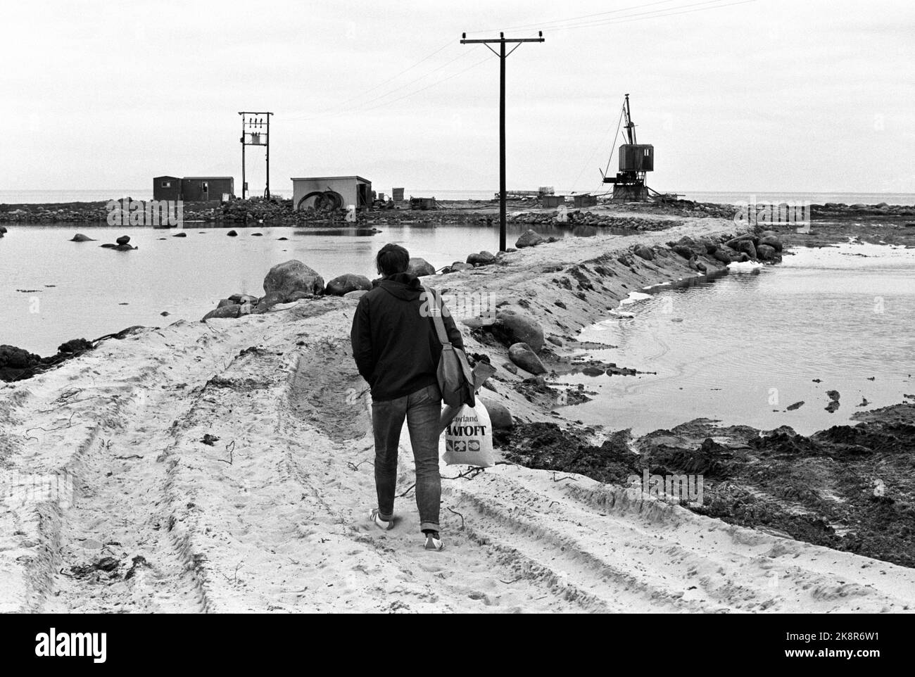 Andenes 19720722 die Insel wartet auf den Ölspray. Öl wurde auf Andøya gefunden, aber die Frage ist immer noch, wie groß die Ölmengen sind. Der Bohrturm sieht eher dünn aus, aber große Hoffnungen sind mit ihm und dem Feld verbunden. Der Ölkonzern NORMINOL HOFFT auf mehr Arbeitsplätze in Nordnorwegen. Foto: Aage Storløkken / Aktuell / NTB Stockfoto